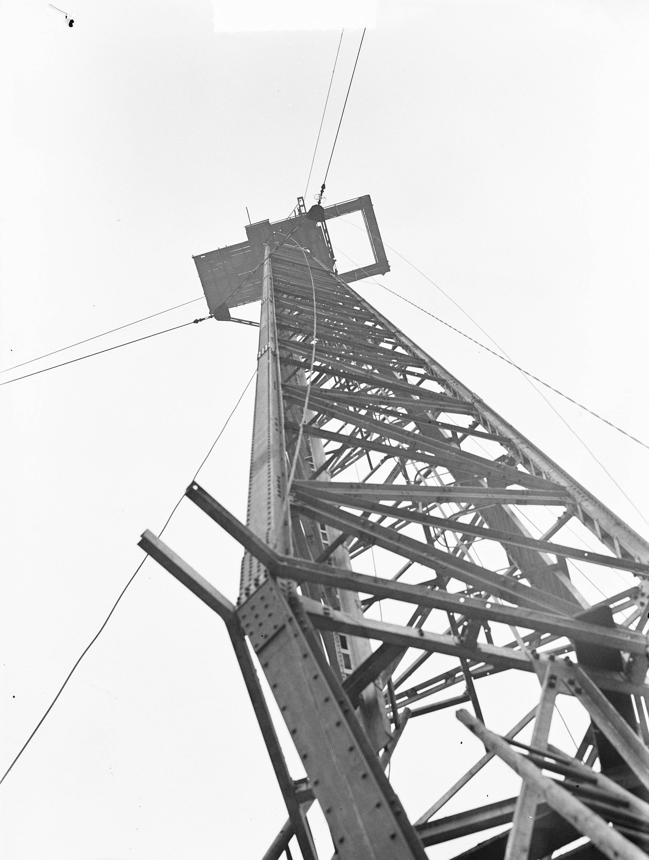 Televisiezendmaast in aanbouw te Lopik — Bouw televisiezender te Lopik nu 100 meter hoog — Foto: Pot, Harry / Anefo. Licentie: Set B: Rechtenvrij / Publiek Domein. Bron: Nationaal Archief. http://hdl.handle.net/10648/a8e1e38e-d0b4-102d-bcf8-003048976d84