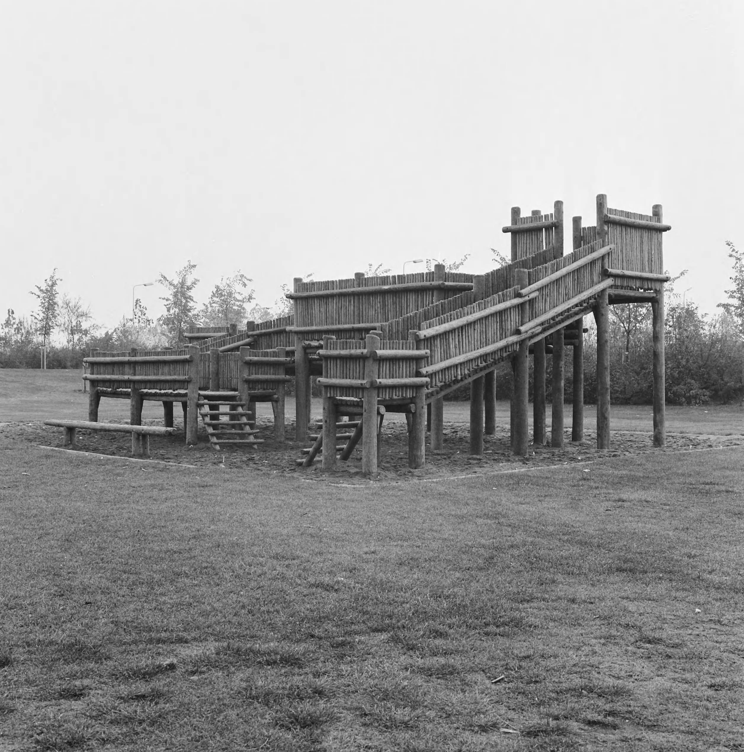 Fotocollectie Nederlandse Heidemaatschappij — Zoetermeer. Speelwerktuigen rond flats — Foto: Fotograaf Onbekend / Heidemij. Licentie: Set B: Rechtenvrij / Publiek Domein. Bron: Nationaal Archief. http://hdl.handle.net/10648/ae5345ce-d0b4-102d-bcf8-003048976d84