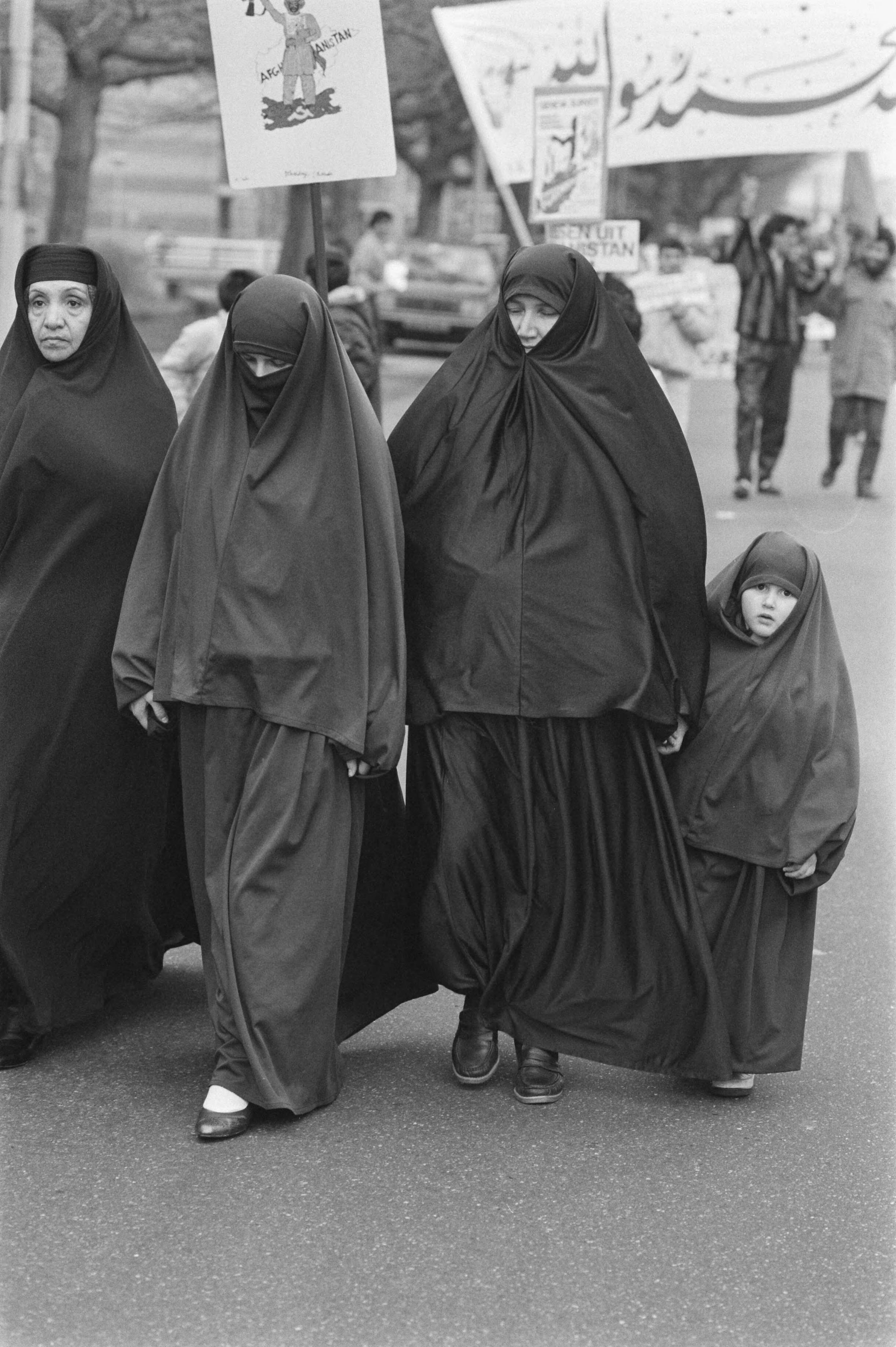 Fotocollectie Anefo — Demonstratie tegen Russische aanwezigheid in Afghanistan ( Den Haag ); gesluierde vrouwen — Foto: Croes, Rob C. / Anefo. Licentie: Set B: Rechtenvrij / Publiek Domein. Bron: Nationaal Archief. http://hdl.handle.net/10648/ad672da6-d0b4-102d-bcf8-003048976d84