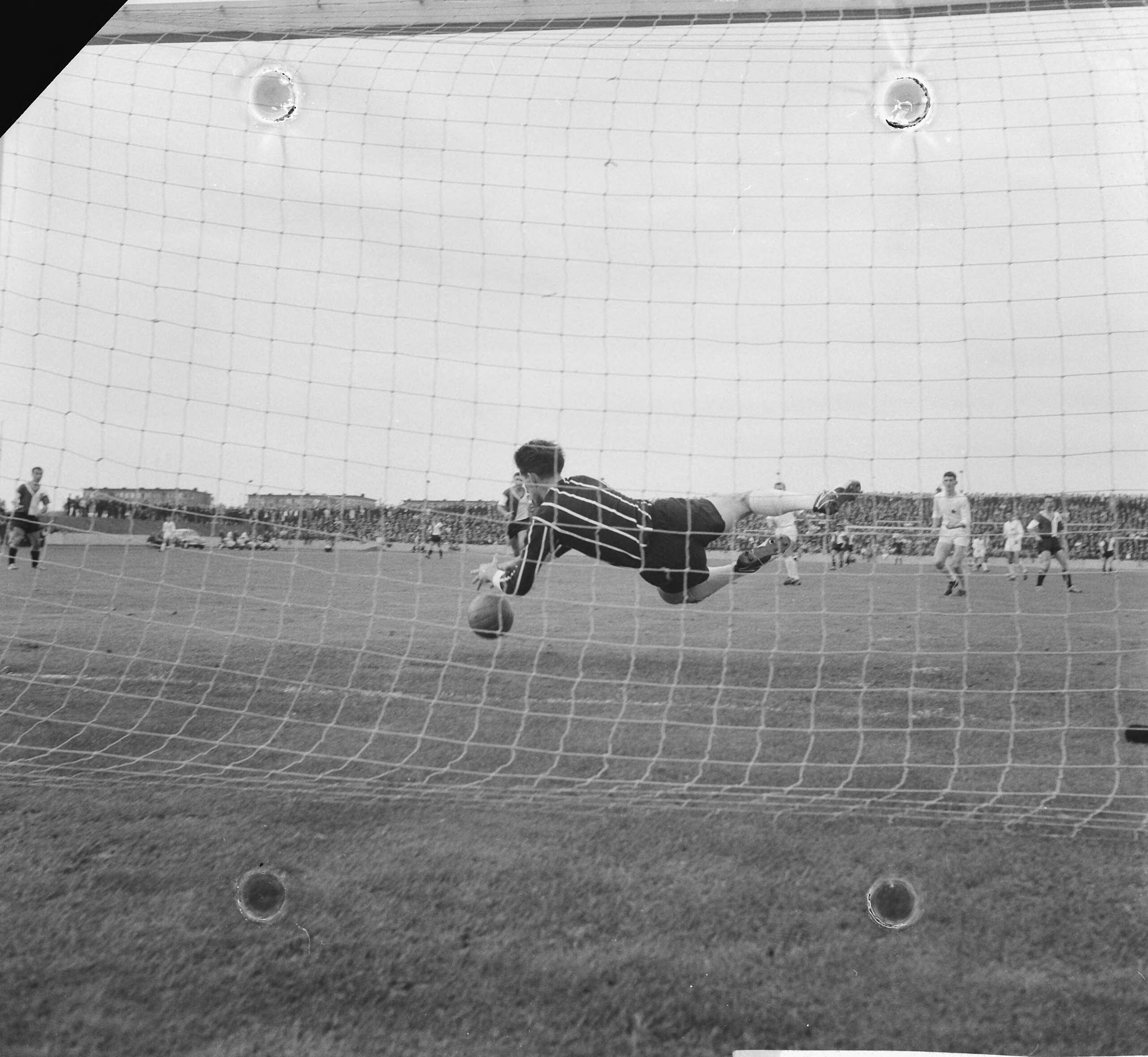 Fotocollectie Anefo — Voetbal. MVV tegen Feyenoord 0-0. Frans Körver (doelman MVV) stopt een bal — Foto: Koch, Eric / Anefo. Licentie: Set B: Rechtenvrij / Publiek Domein. Bron: Nationaal Archief. http://hdl.handle.net/10648/a9e49f9c-d0b4-102d-bcf8-003048976d84