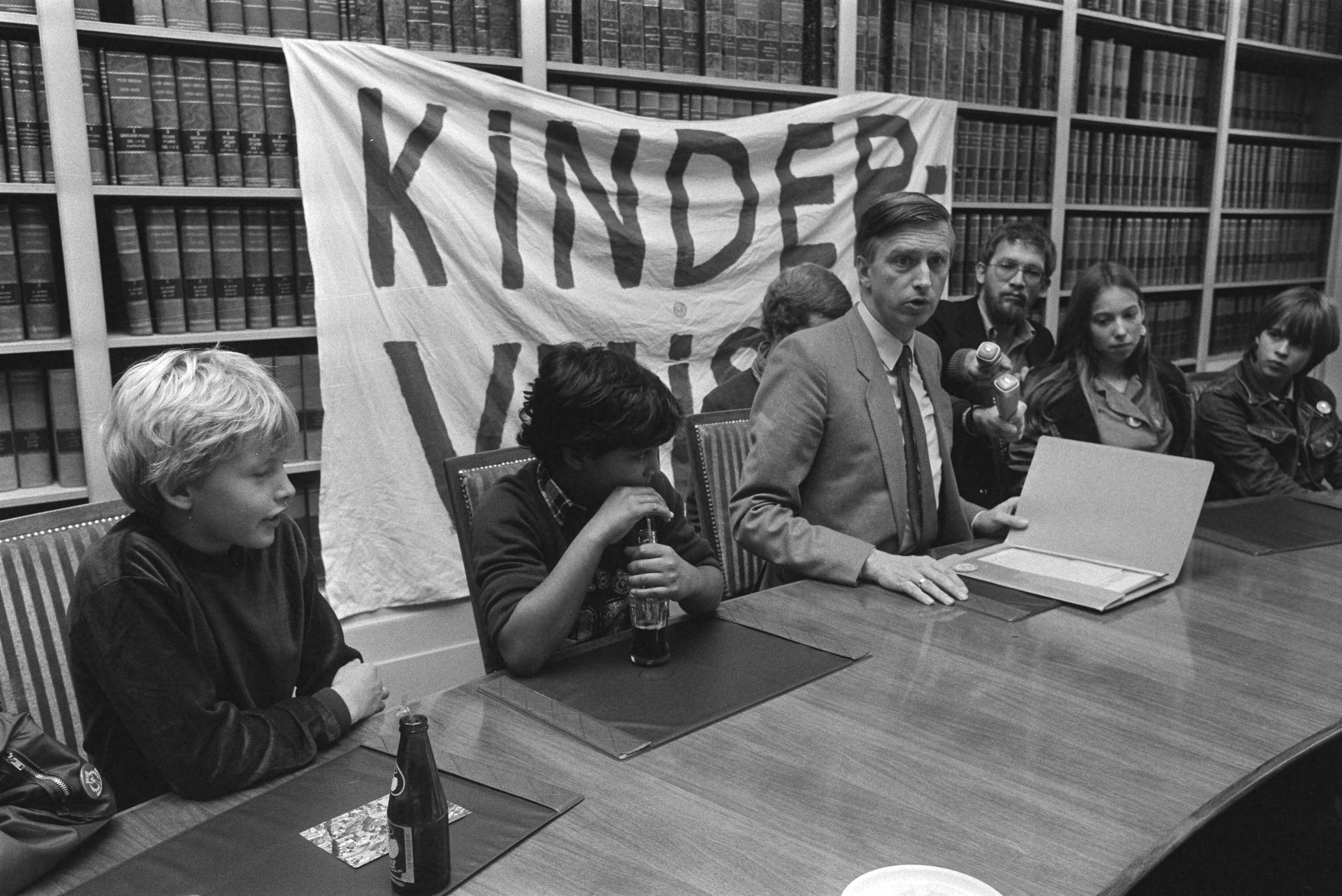 Comite Kindervuist biedt Kamervoorzitter Dolman kindertroonrede aan — Dolman, Dick|Den Haag|Zuid-Holland|kinderen |kamervoorzitters |spandoeken — Foto: Bogaerts, Rob / Anefo. Licentie: Set B: Rechtenvrij / Publiek Domein. Bron: Nationaal Archief. http://hdl.handle.net/10648/ad209a12-d0b4-102d-bcf8-003048976d84