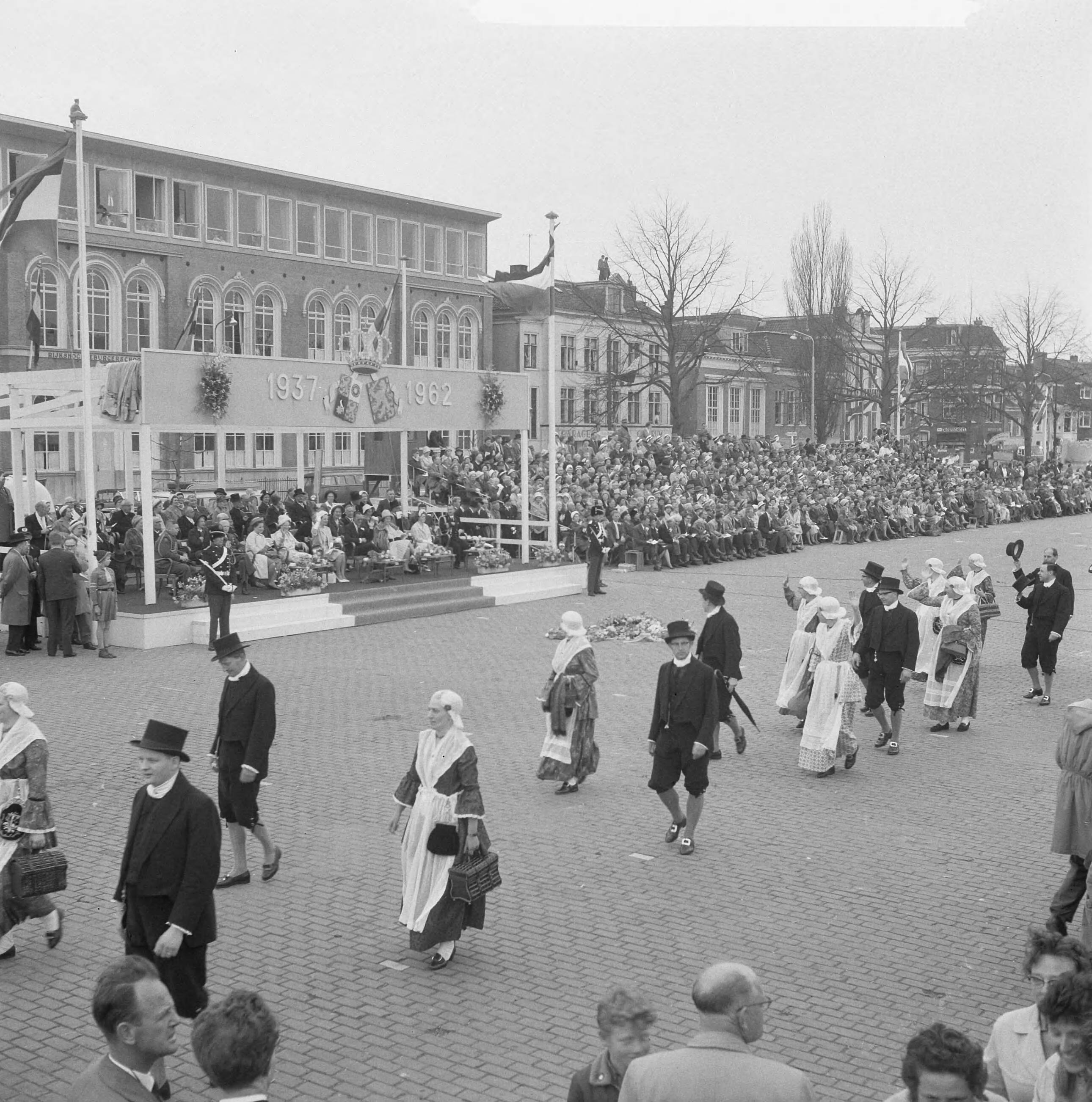 Koninklijk bezoek aan Groningen en Friesland (1962) — Koninklijk bezoek aan Leeuwarden — Foto: Merk, Ben / Anefo. Licentie: Set B: Rechtenvrij / Publiek Domein. Bron: Nationaal Archief. http://hdl.handle.net/10648/aa072012-d0b4-102d-bcf8-003048976d84