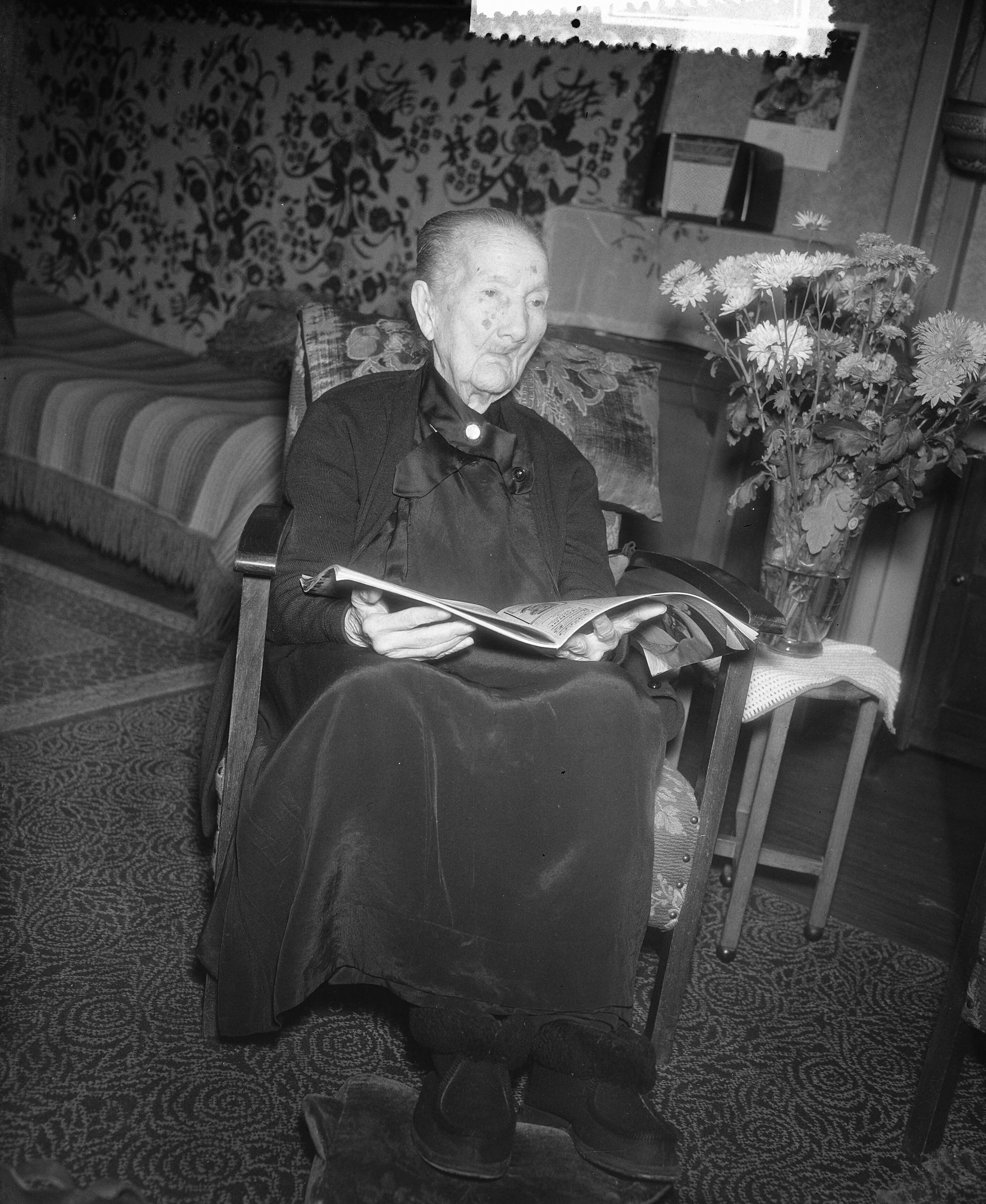 Fotocollectie Anefo — Mevrouw J. J. de Calonne Meister uit Den Haag wordt op 10 november 106 jaar oud — Foto: Rossem, Wim van / Anefo. Licentie: Set B: Rechtenvrij / Publiek Domein. Bron: Nationaal Archief. http://hdl.handle.net/10648/a93e6834-d0b4-102d-bcf8-003048976d84