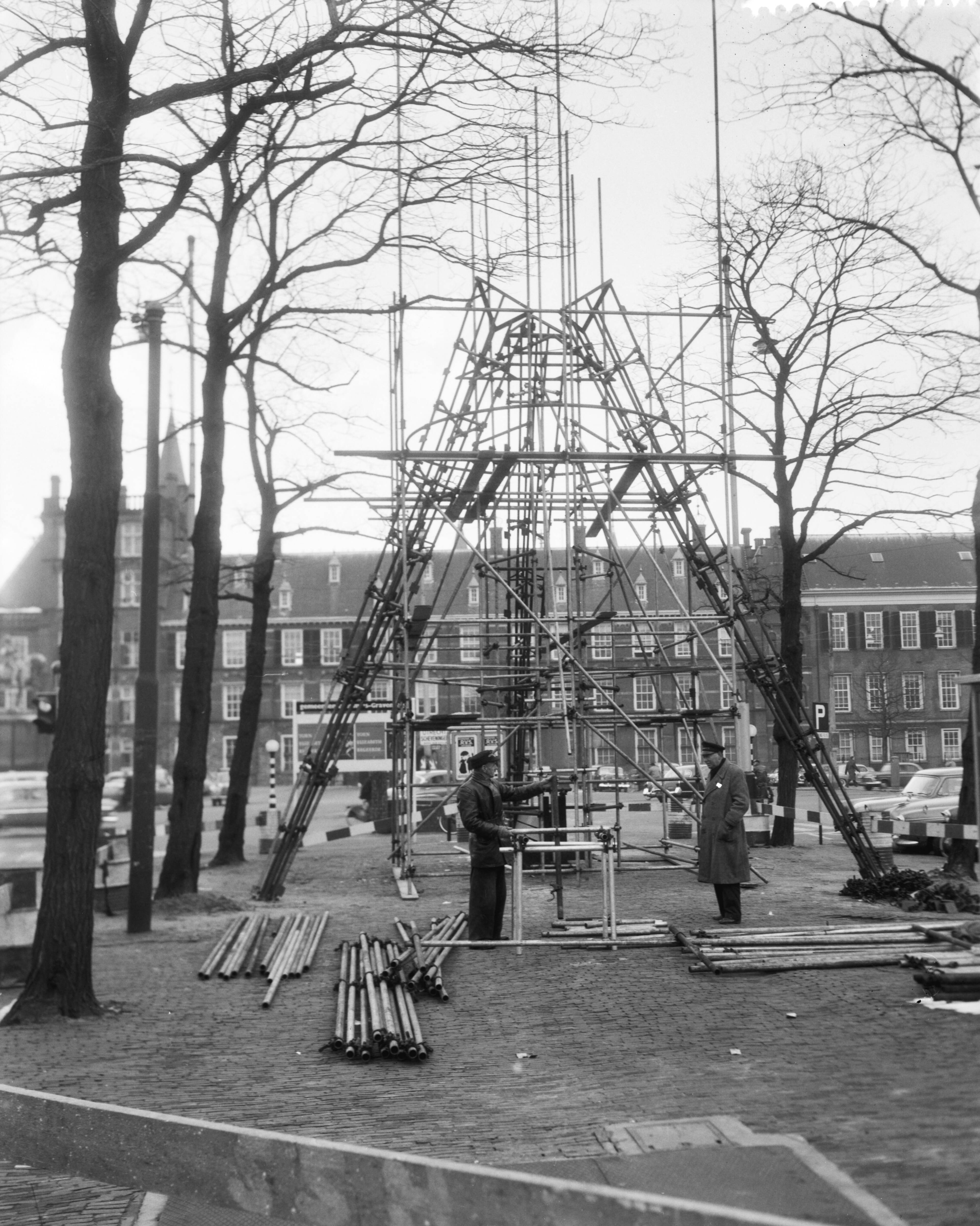 Fotocollectie Anefo — Bouw ornament in Den Haag voor staatsbezoek van koningin Elisabeth — Foto: Pot, Harry / Anefo. Licentie: Set B: Rechtenvrij / Publiek Domein. Bron: Nationaal Archief. http://hdl.handle.net/10648/a97716d4-d0b4-102d-bcf8-003048976d84