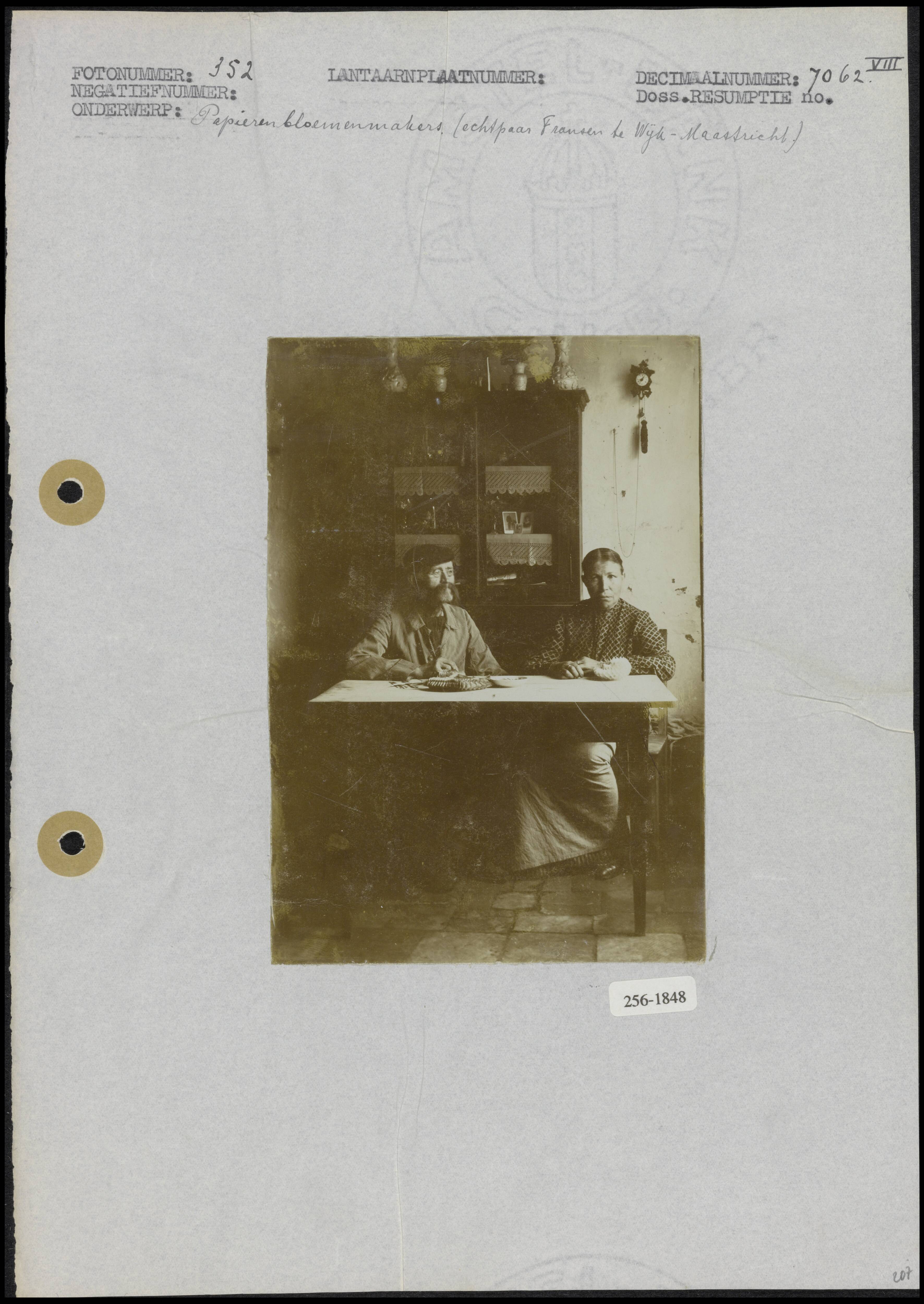 Fotocollectie Arbeidsinspectie — Het echtpaar Fransen te Wijk-Maastricht maakt papieren bloemen als huisarbeid — Foto: Onbekend / Publiek Domein of Rechtenvrij. Licentie: Set B: Rechtenvrij / Publiek Domein. Bron: Nationaal Archief. http://hdl.handle.net/10648/b016a464-d0b4-102d-bcf8-003048976d84