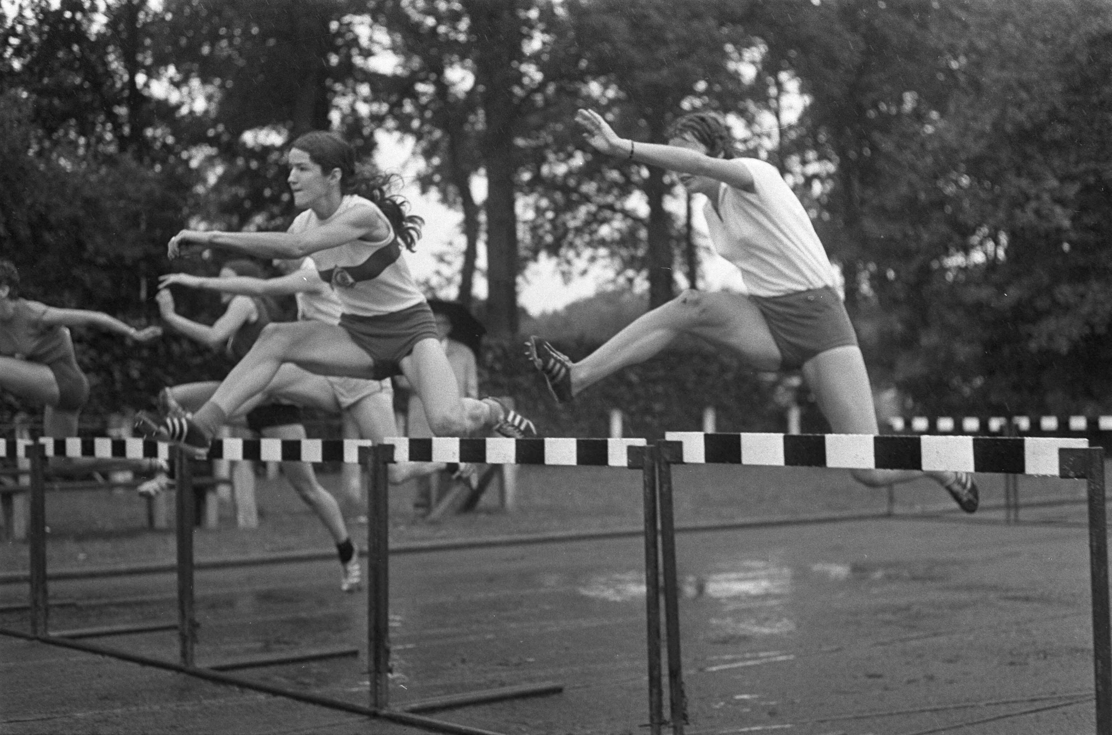 Fotocollectie Anefo — Atletiekwedstrijden dames en heren, Breda; 150 meter horden dames; rechts H. Vooijs (2e) en links van haar Trudy Ruth (1e) — Foto: Koch, Eric / Anefo. Licentie: Set B: Rechtenvrij / Publiek Domein. Bron: Nationaal Archief. http://hdl.handle.net/10648/ab9cbb94-d0b4-102d-bcf8-003048976d84