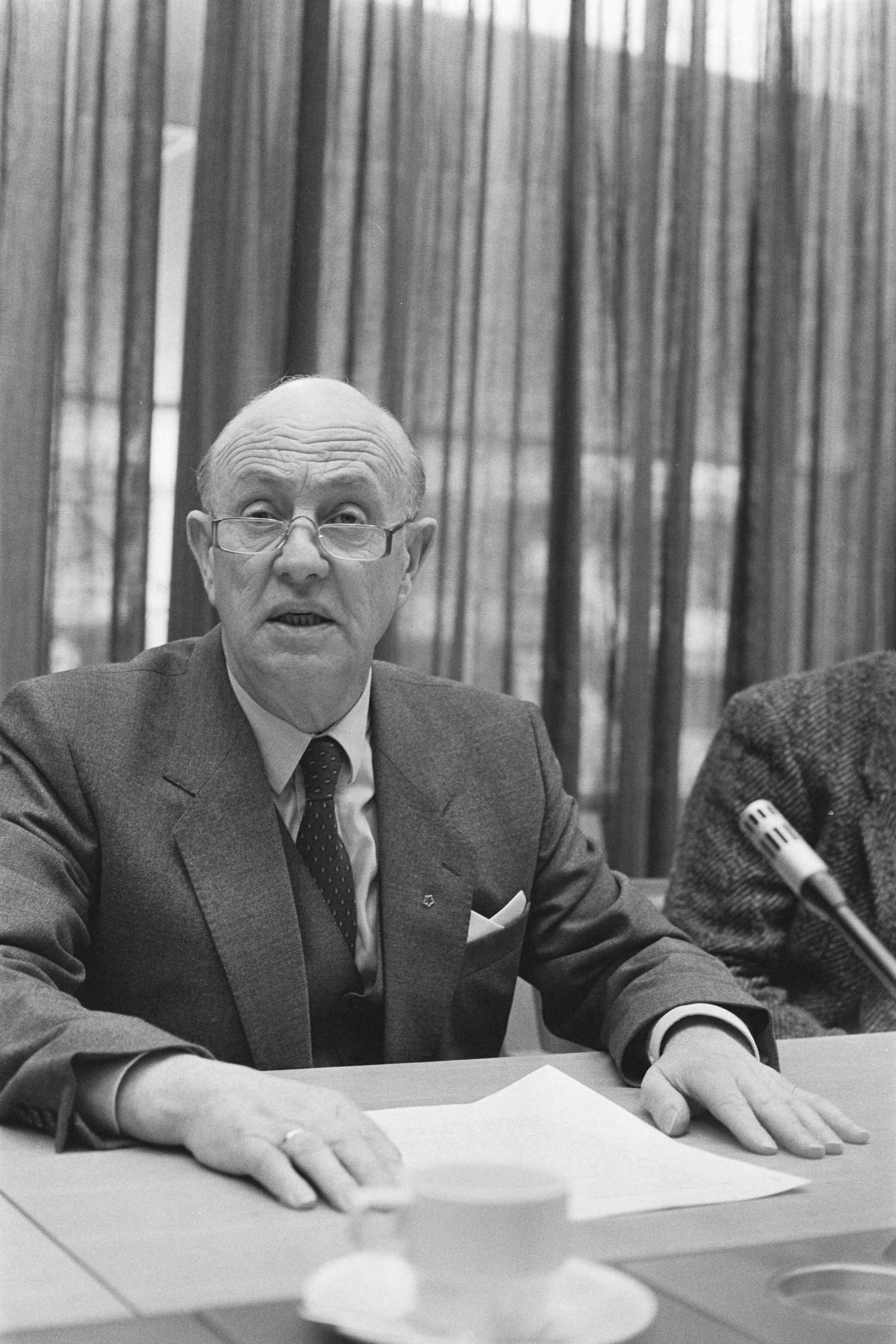 Fotocollectie Anefo — Zigeunerfamilie Milan Duric uit huis in Nieuwegein gezet. Burgemeester Mans Flik tijdens de persconferentie — Foto: Gerrits, Roland / Anefo. Licentie: Set B: Rechtenvrij / Publiek Domein. Bron: Nationaal Archief. http://hdl.handle.net/10648/ad5bcb96-d0b4-102d-bcf8-003048976d84