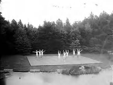Fotocollectie Anefo — Optreden van de Zweedse dansgroep "Isla Flickorna" in het openluchttheater van Bloemendaal in het kader van het Holland Festival — Foto: Bilsen, Joop van / Anefo. Licentie: Set B: Rechtenvrij / Publiek Domein. Bron: Nationaal Archief. http://hdl.handle.net/10648/a9648d70-d0b4-102d-bcf8-003048976d84