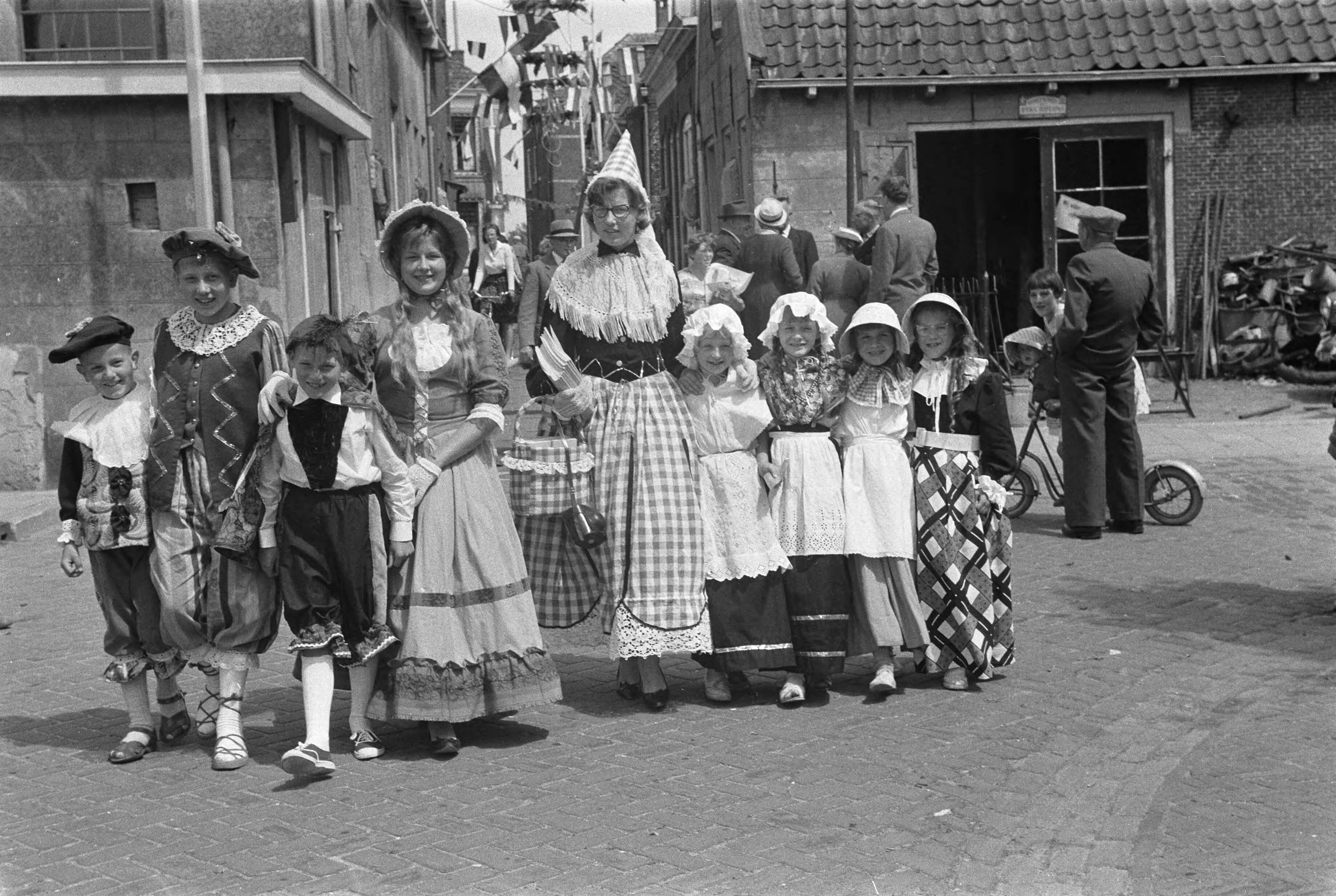 Fotocollectie Anefo — Feest in Zwammerdam t.g.v. 1000-jarig bestaan. Een gekostumeerde groep kinderen poseert — Foto: Pot, Harry / Anefo. Licentie: Set B: Rechtenvrij / Publiek Domein. Bron: Nationaal Archief. http://hdl.handle.net/10648/a9b13d1e-d0b4-102d-bcf8-003048976d84