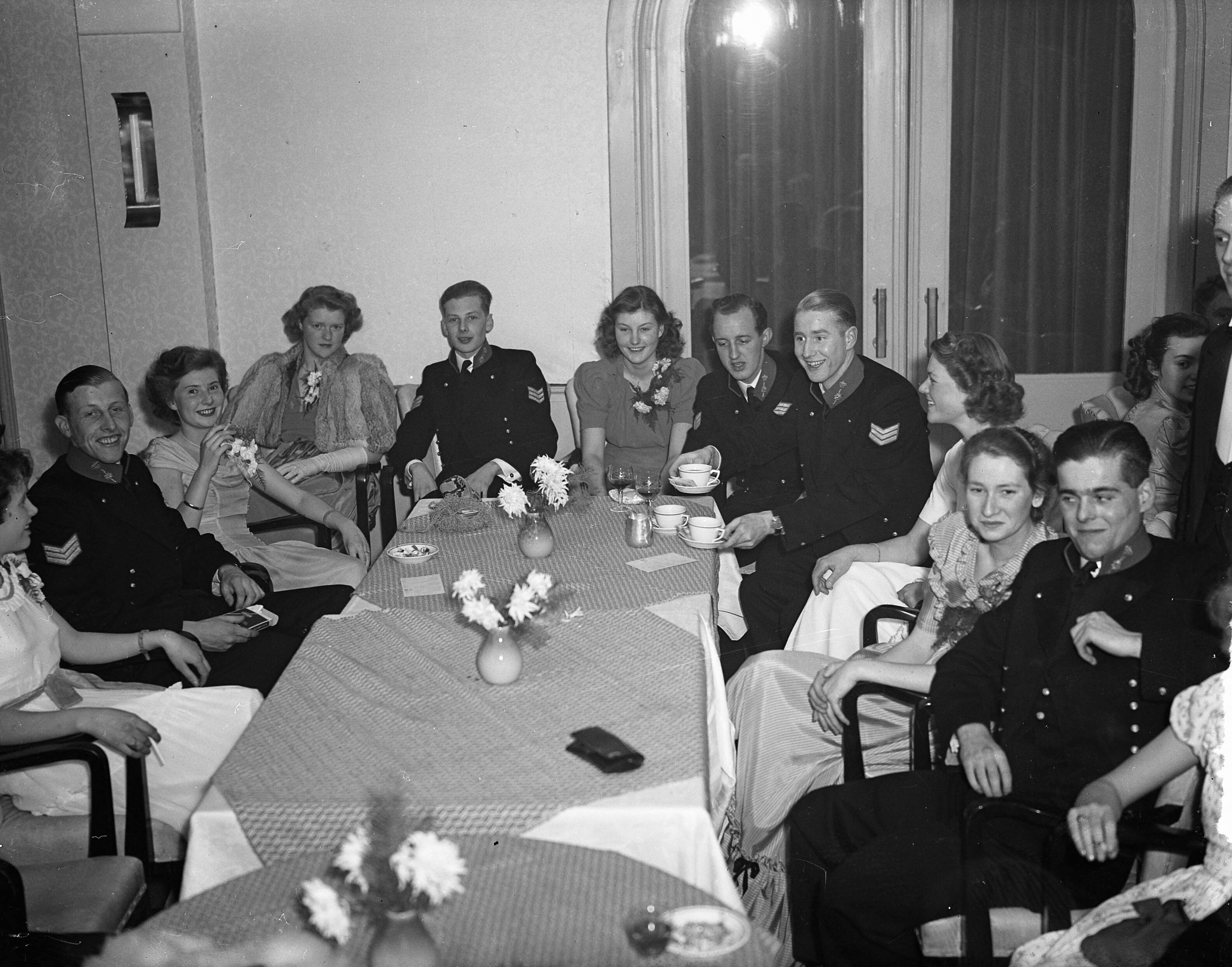 Fotocollectie Anefo — Bal adelborsten Kurhaus Scheveningen @ — Foto: Noske, J.D. / Anefo. Licentie: Set B: Rechtenvrij / Publiek Domein. Bron: Nationaal Archief. http://hdl.handle.net/10648/a8c17cc0-d0b4-102d-bcf8-003048976d84