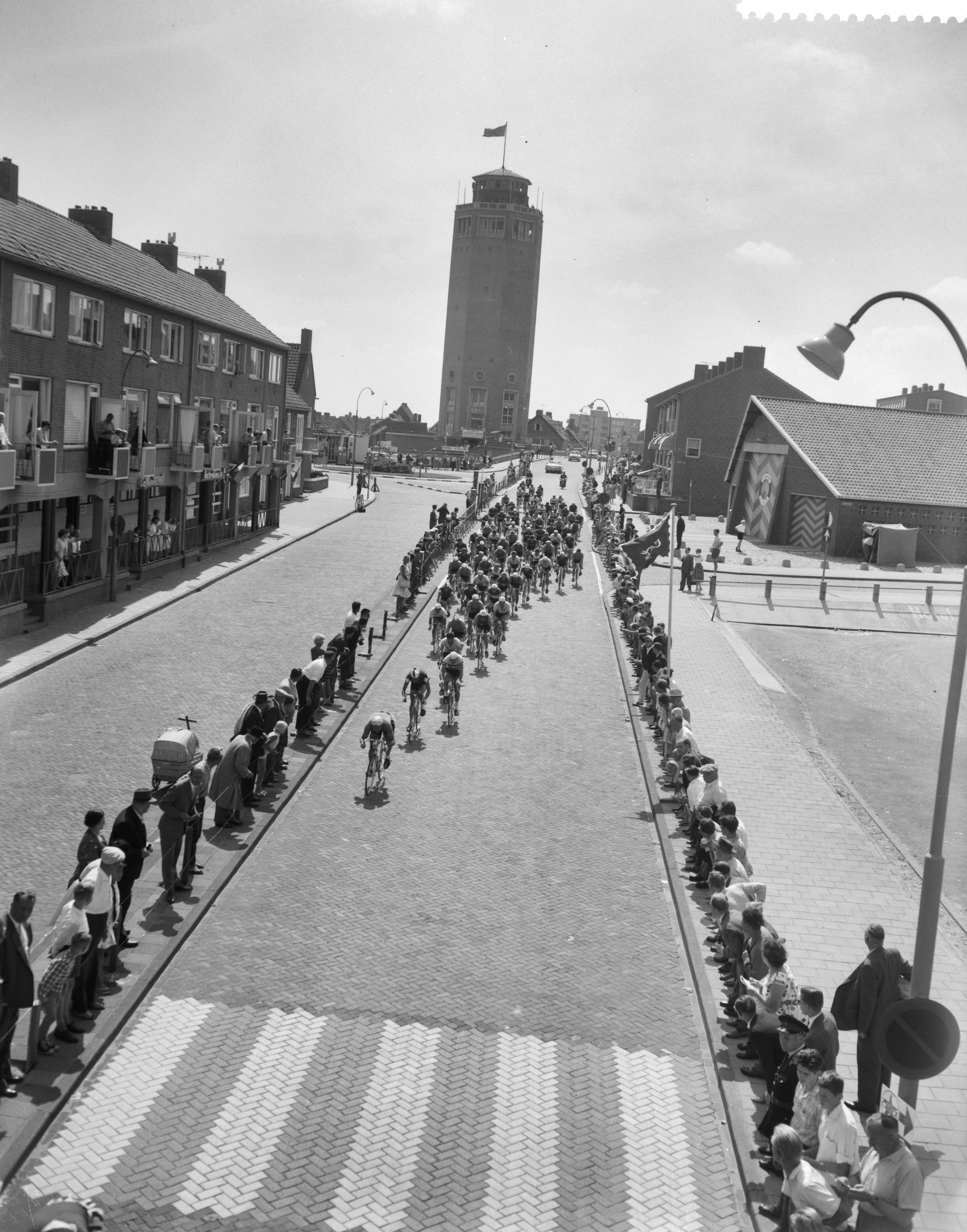 Fotocollectie Anefo — Wereldkampioenschappen wielrennen amateurs op de weg te Zandvoort, het peloton trekt door Zandvoort — Foto: Rossem, Wim van / Anefo. Licentie: Set B: Rechtenvrij / Publiek Domein. Bron: Nationaal Archief. http://hdl.handle.net/10648/a99b2ad8-d0b4-102d-bcf8-003048976d84
