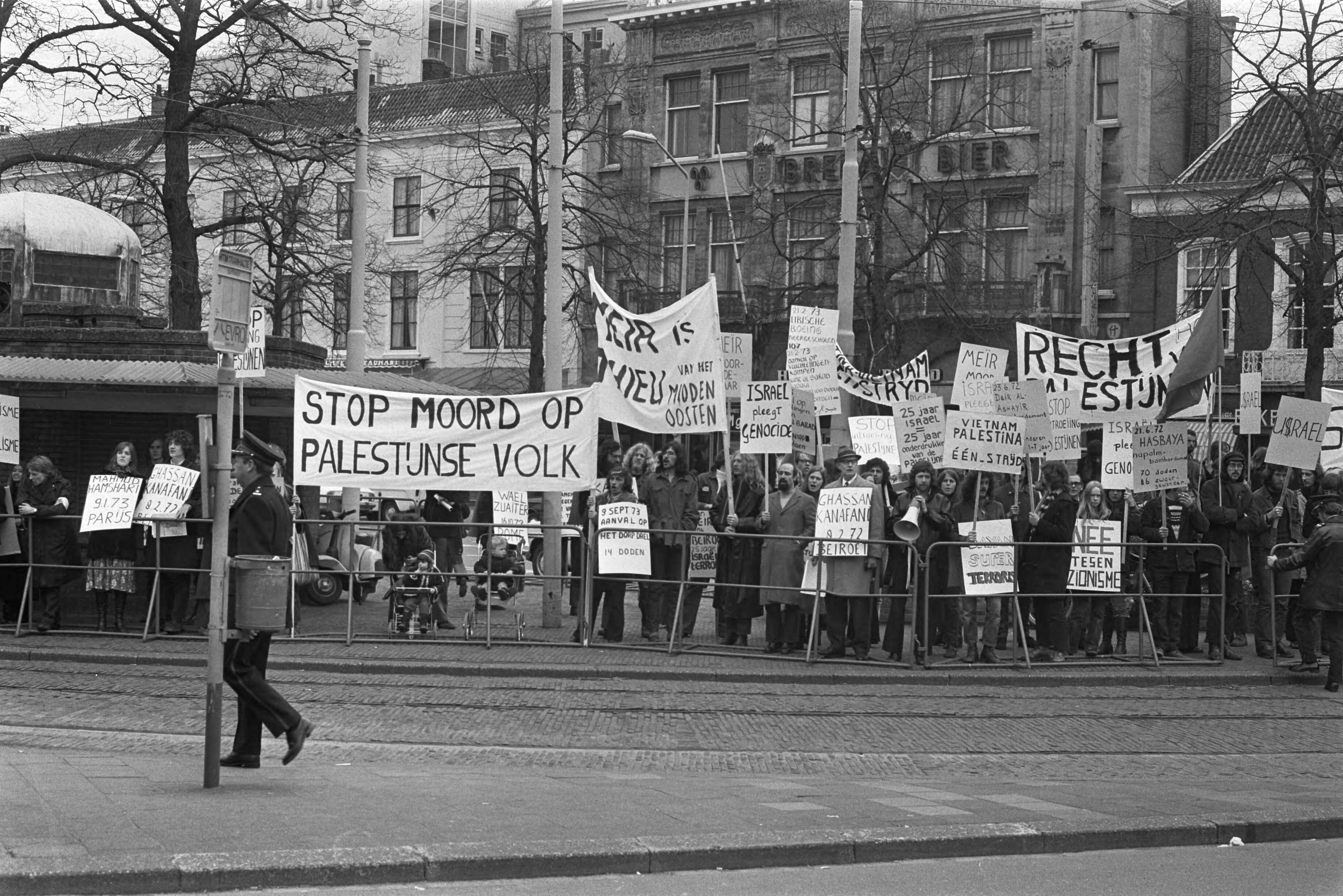 Fotocollectie Anefo — Demonstratie in Den Haag tegen Israelische terreuracties tegen Palestijnen — Foto: Punt, W. / Anefo. Licentie: Set B: Rechtenvrij / Publiek Domein. Bron: Nationaal Archief. http://hdl.handle.net/10648/ac29c57a-d0b4-102d-bcf8-003048976d84