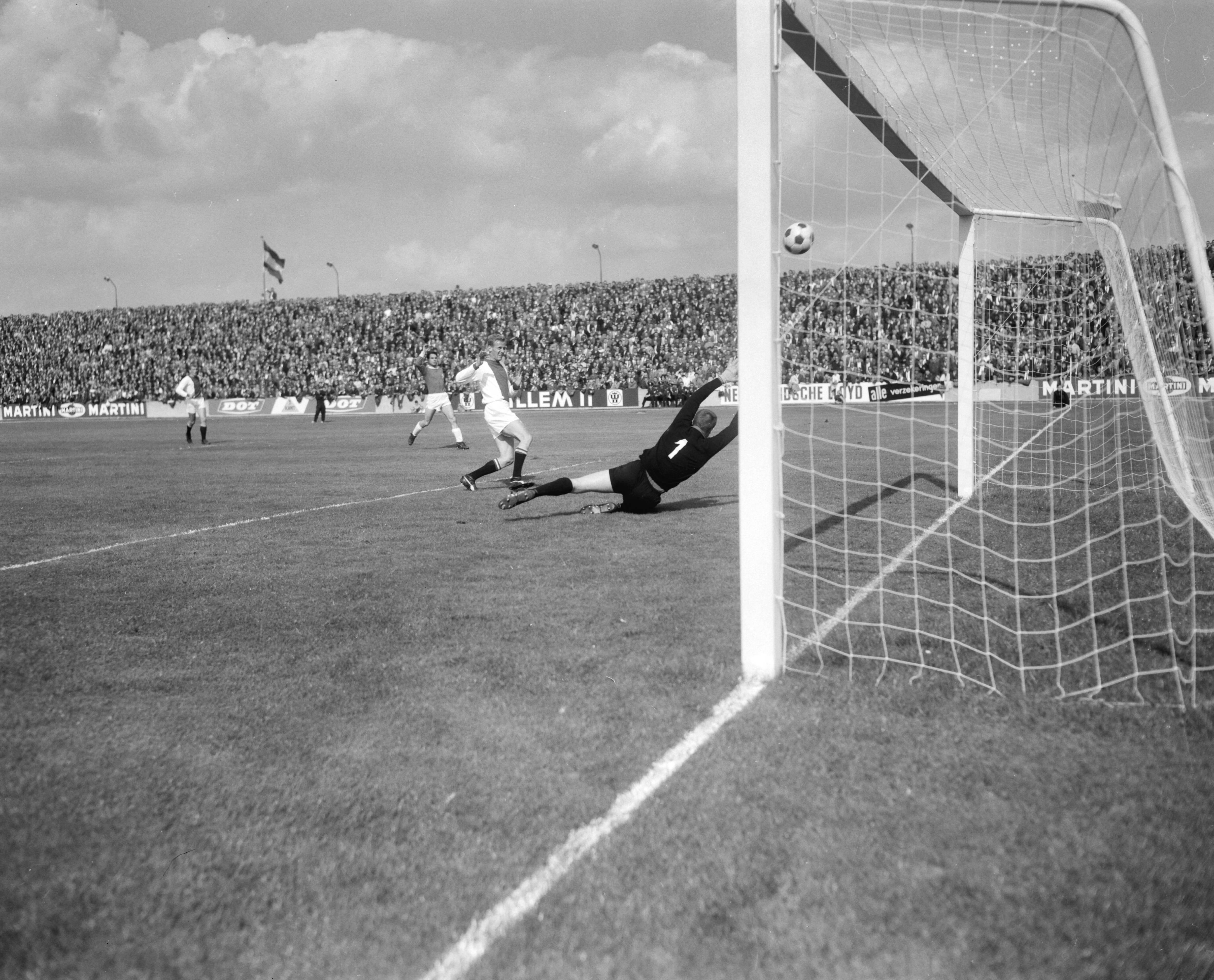 Fotocollectie Anefo — Voetbal. MVV-Ajax 0-1. Spelmoment, MVV keeper Körver stompt afstandsschot van Keizer weg, voordat Nuninga gevaarlijk kan worden — Foto: Bilsen, Joop van / Anefo. Licentie: Set B: Rechtenvrij / Publiek Domein. Bron: Nationaal Archief. http://hdl.handle.net/10648/aabd978e-d0b4-102d-bcf8-003048976d84