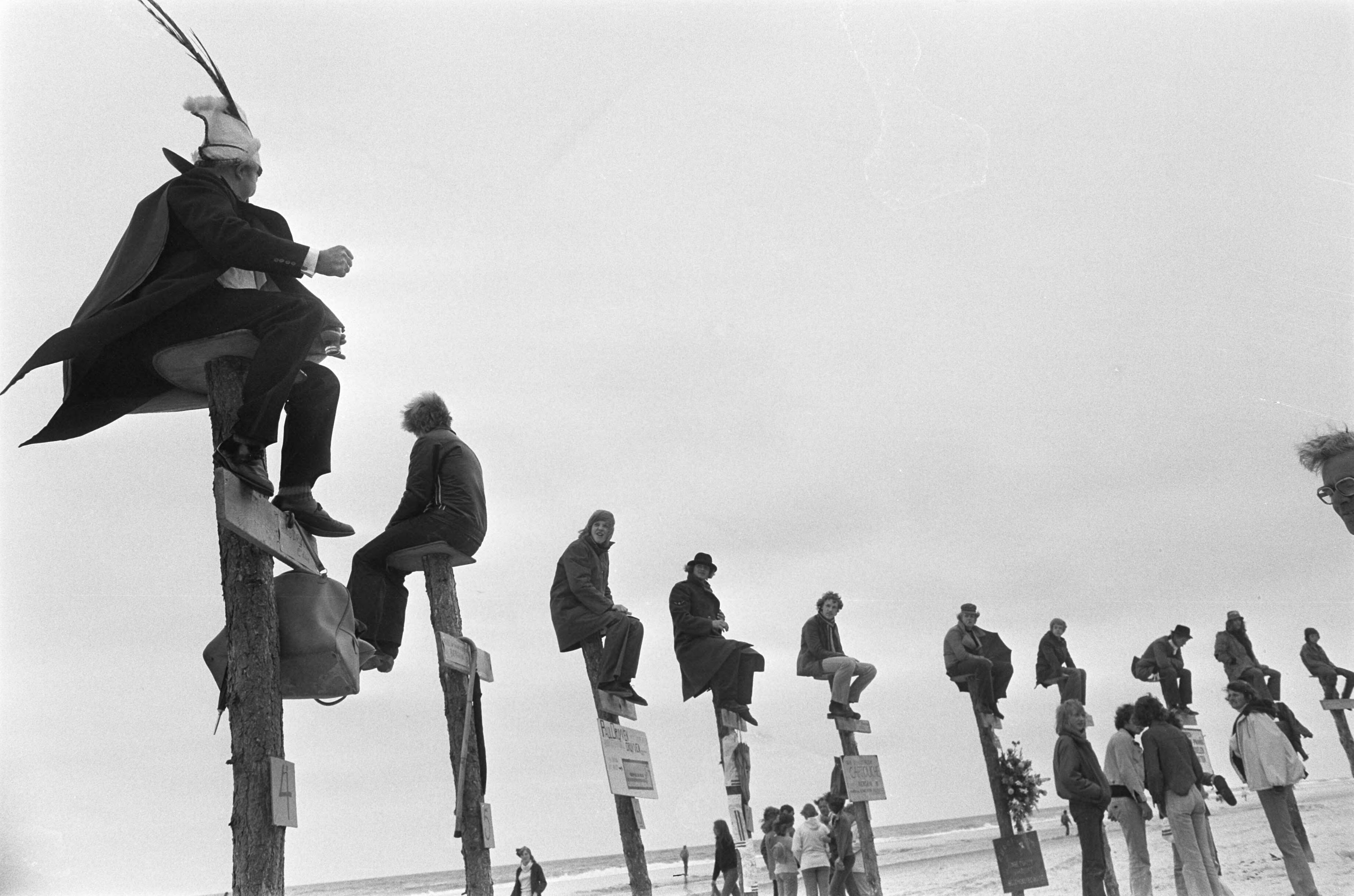 Wedstrijd paalzitten op het strand van Schoorl — Paalzitters op het strand (onder anderen Prins Carnaval) — Foto: Verhoeff, Bert / Anefo. Licentie: Set B: Rechtenvrij / Publiek Domein. Bron: Nationaal Archief. http://hdl.handle.net/10648/ac6ce4ae-d0b4-102d-bcf8-003048976d84