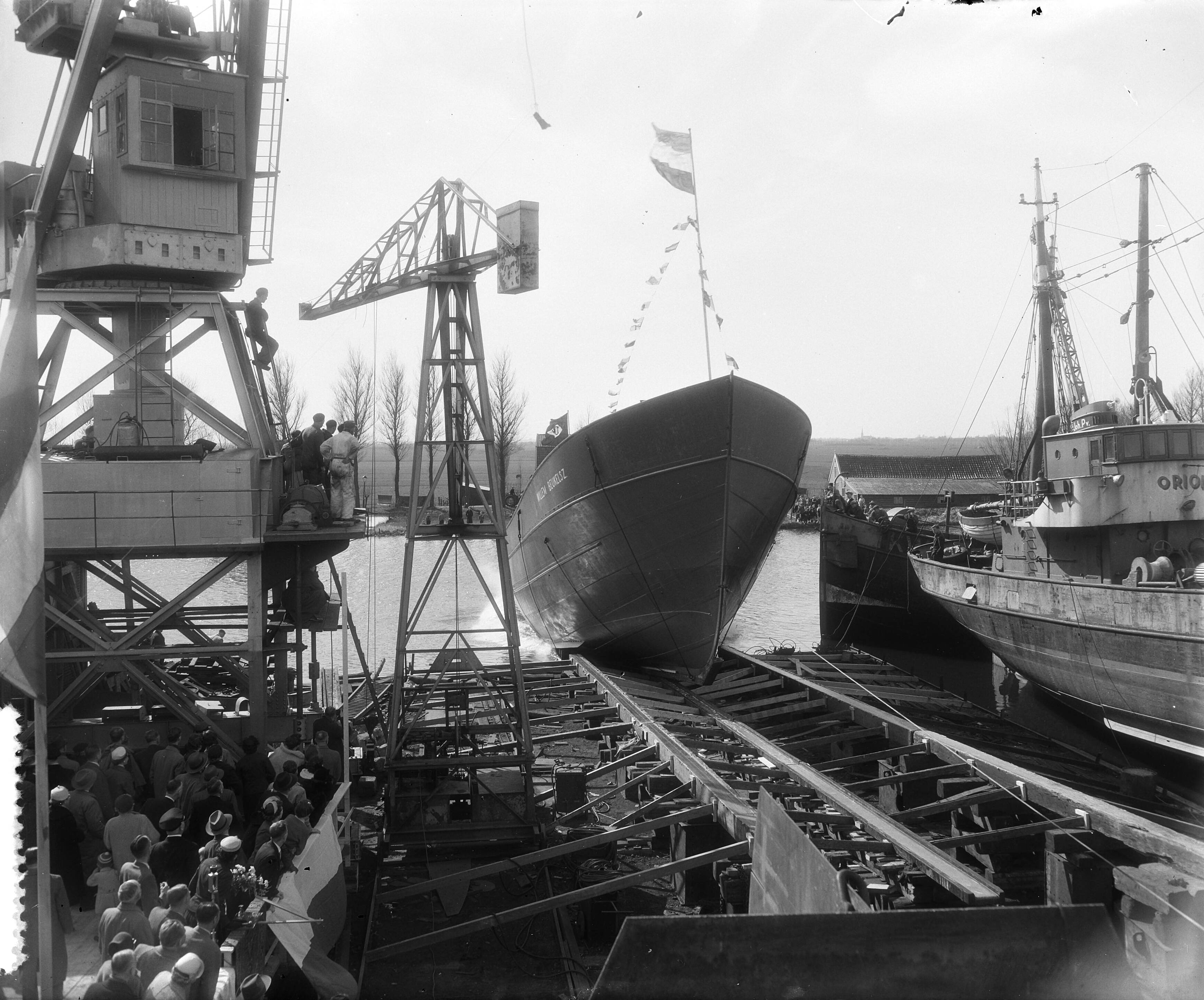 Tewaterlating van het visserij-inspectieschip "Willem Beukelsz." bij scheepswerf De Dageraad te Woubrugge — Foto: Rossem, Wim van / Anefo. — Licentie: Set B: Rechtenvrij / Publiek Domein. Bron: Nationaal Archief. http://hdl.handle.net/10648/a933459e-d0b4-102d-bcf8-003048976d84