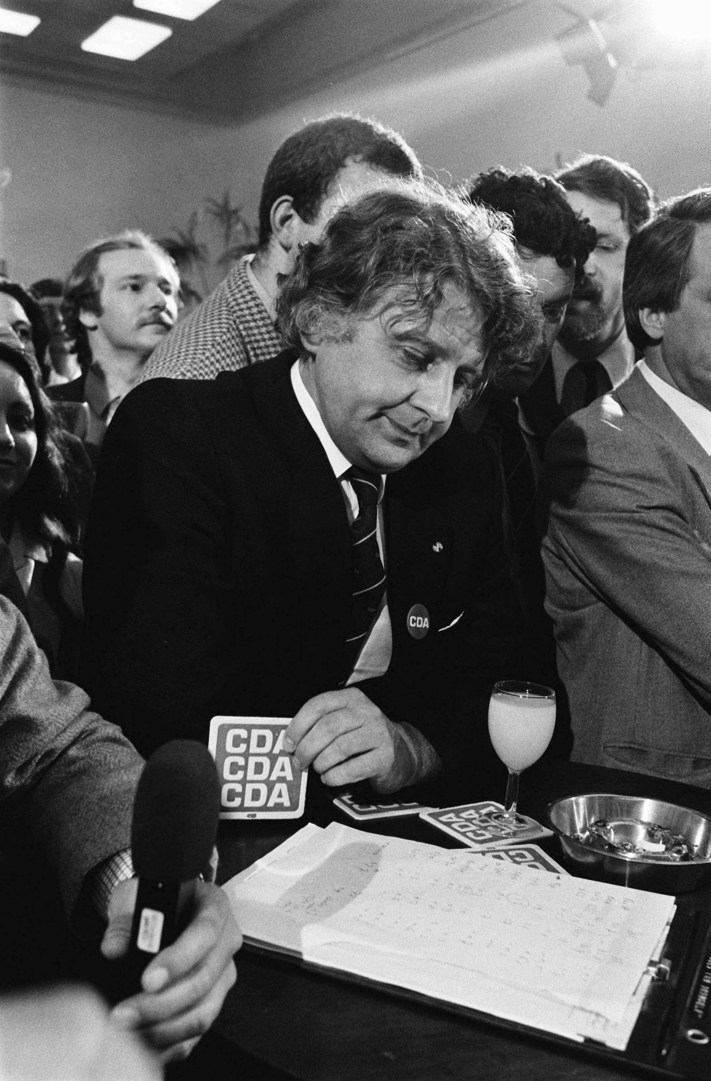 Fotocollectie Anefo — Tweede Kamer verkiezingen 1981; verkiezingsbijeenkomst CDA in Pulchri Studio in Den Haag ; CDA-voorzitter Bukman in de Pulchri Studio — Foto: Bogaerts, Rob / Anefo. Licentie: Set B: Rechtenvrij / Publiek Domein. Bron: Nationaal Archief. http://hdl.handle.net/10648/acfcb796-d0b4-102d-bcf8-003048976d84