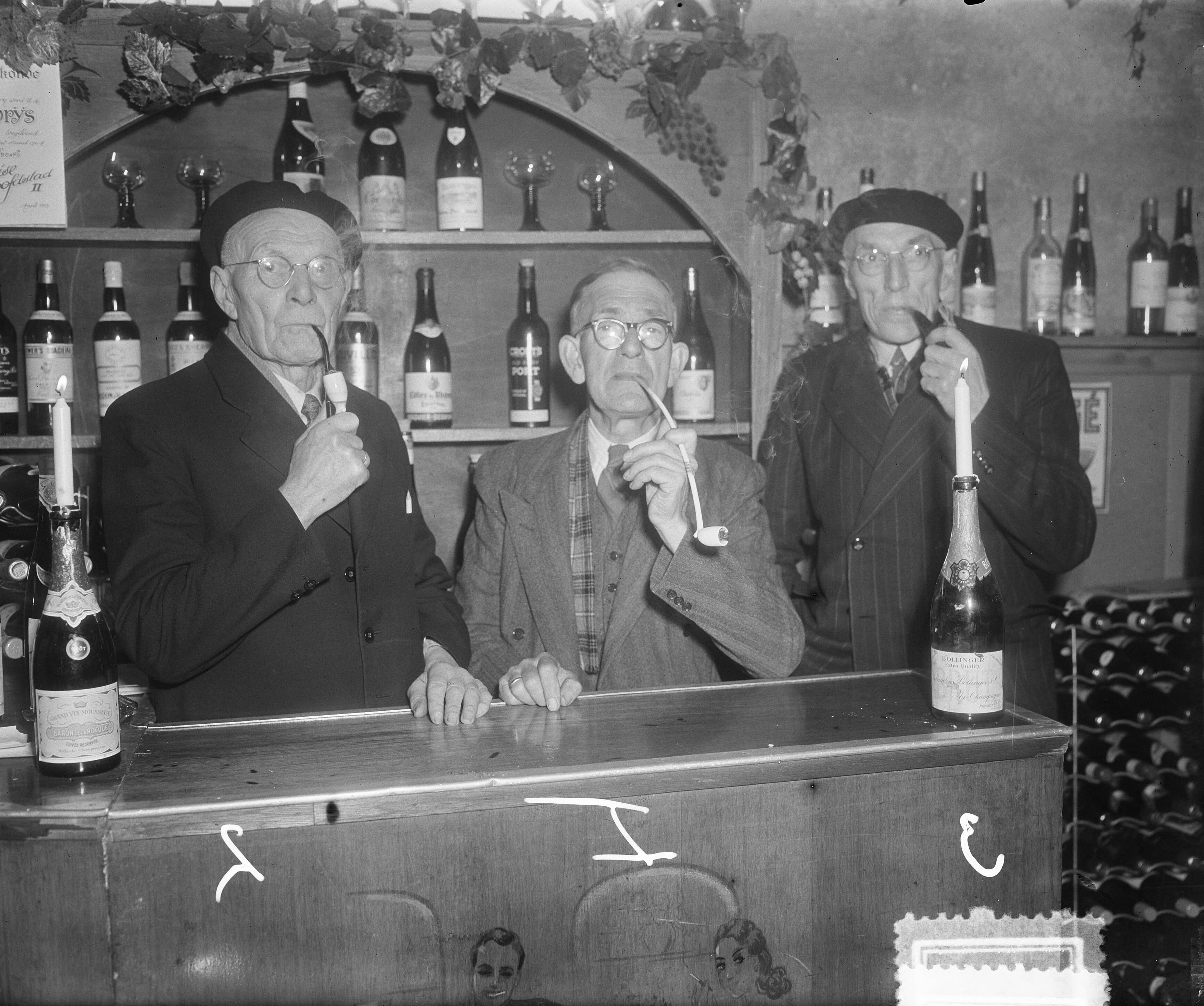 Fotocollectie Anefo — Pijprokerswedstrijd Hilversum. Vlnr. Schmidt, Klijzing, de Ridder — Foto: Pot, Harry / Anefo. Licentie: Set B: Rechtenvrij / Publiek Domein. Bron: Nationaal Archief. http://hdl.handle.net/10648/a90b18c6-d0b4-102d-bcf8-003048976d84