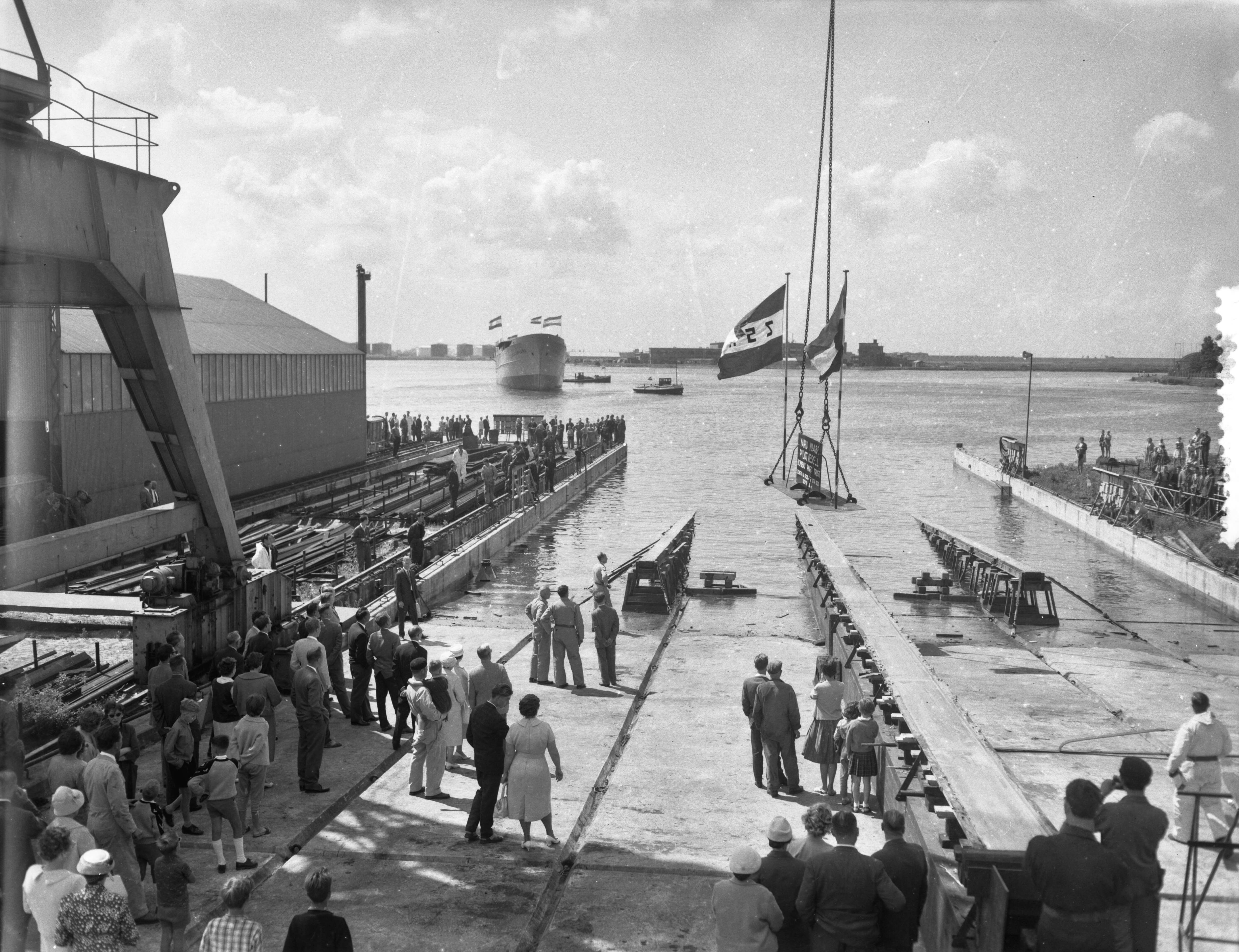 Fotocollectie Anefo — Tewaterlating "Sanggabuana" bij de N.V. Zaanlandsche Scheepsbouwmaatschappij te Zaandam — Foto: Bilsen, Joop van / Anefo. Licentie: Set B: Rechtenvrij / Publiek Domein. Bron: Nationaal Archief. http://hdl.handle.net/10648/a9b45ee0-d0b4-102d-bcf8-003048976d84