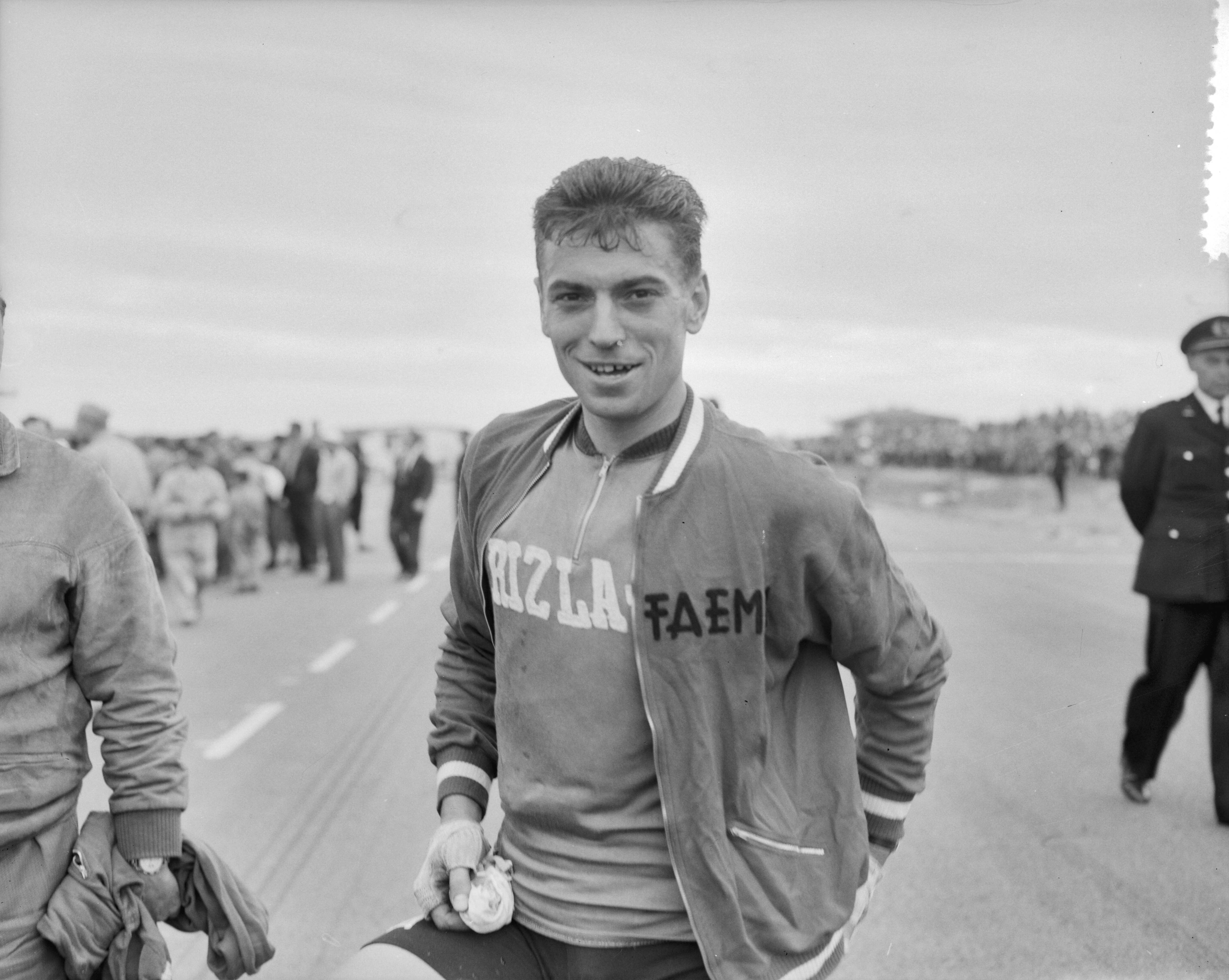 Fotocollectie Anefo — Ronde van Nederland. 3e etappe Leeuwarden-Zandvoort. Rick Van Looy winnaar derde etappe — Foto: Bilsen, Joop van / Anefo. Licentie: Set B: Rechtenvrij / Publiek Domein. Bron: Nationaal Archief. http://hdl.handle.net/10648/a94d0600-d0b4-102d-bcf8-003048976d84