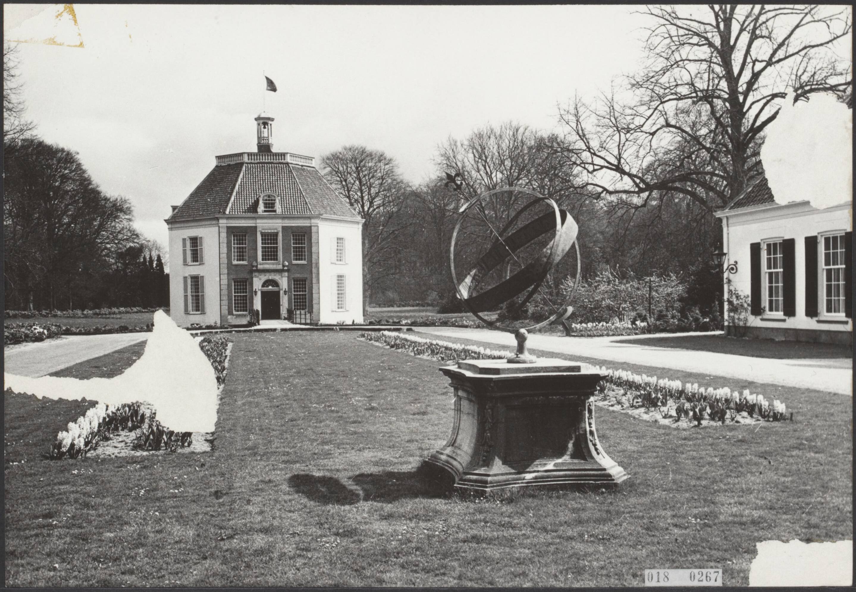 Fotocollectie Elsevier Binnenland — Kasteel Drakensteyn met de bijgebouwen in de voorjaarszon — Foto: Koch, Eric / Anefo. Licentie: Set B: Rechtenvrij / Publiek Domein. Bron: Nationaal Archief. http://hdl.handle.net/10648/adc1bcee-d0b4-102d-bcf8-003048976d84