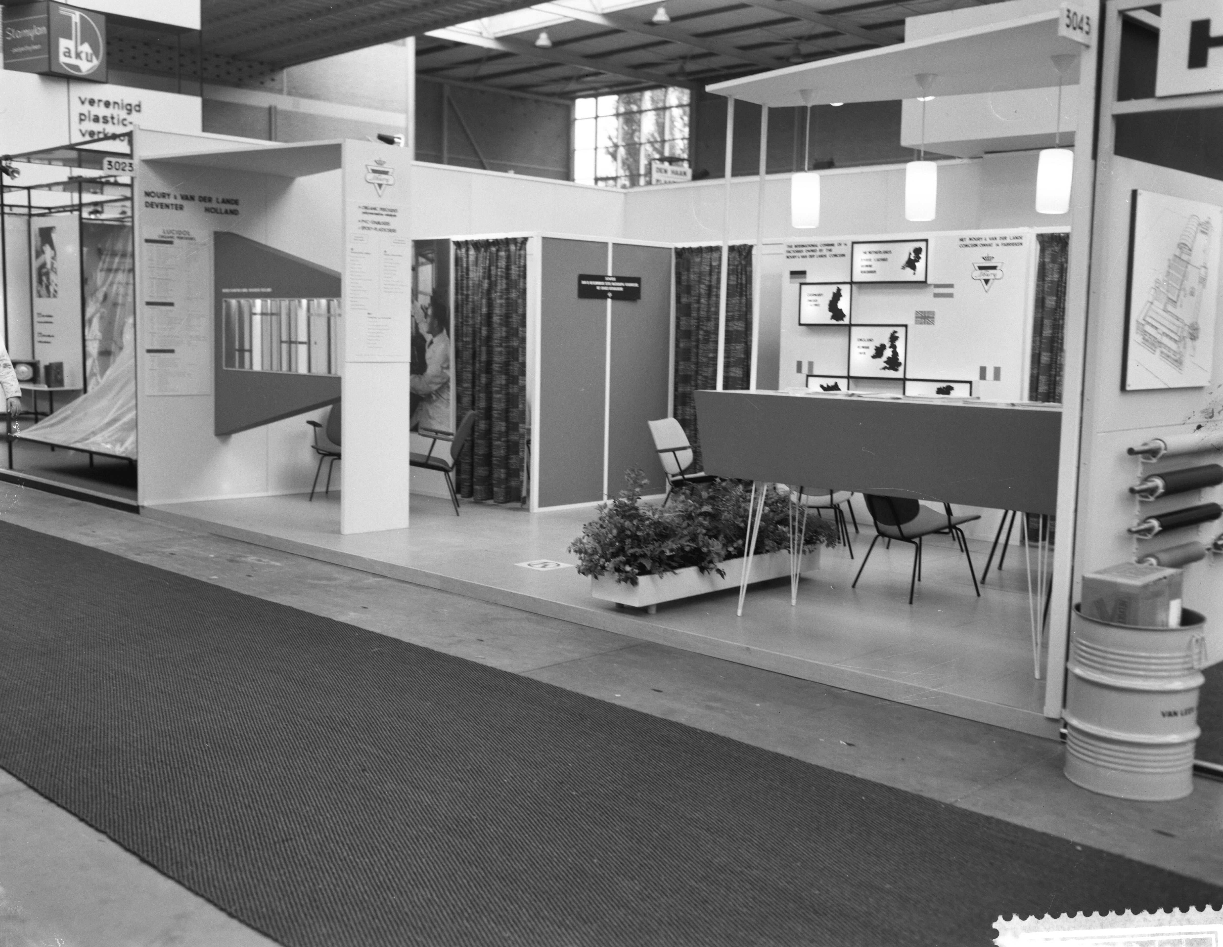 Fotocollectie Anefo — Diverse stand op de internationale kunststoffenbeurs Macro Plastic 1960 te Utrecht (Opdrachten Beauche en diverse stands op Macroplastic) — Foto: Bilsen, Joop van / Anefo. Licentie: Set B: Rechtenvrij / Publiek Domein. Bron: Nationaal Archief. http://hdl.handle.net/10648/a9bc181a-d0b4-102d-bcf8-003048976d84