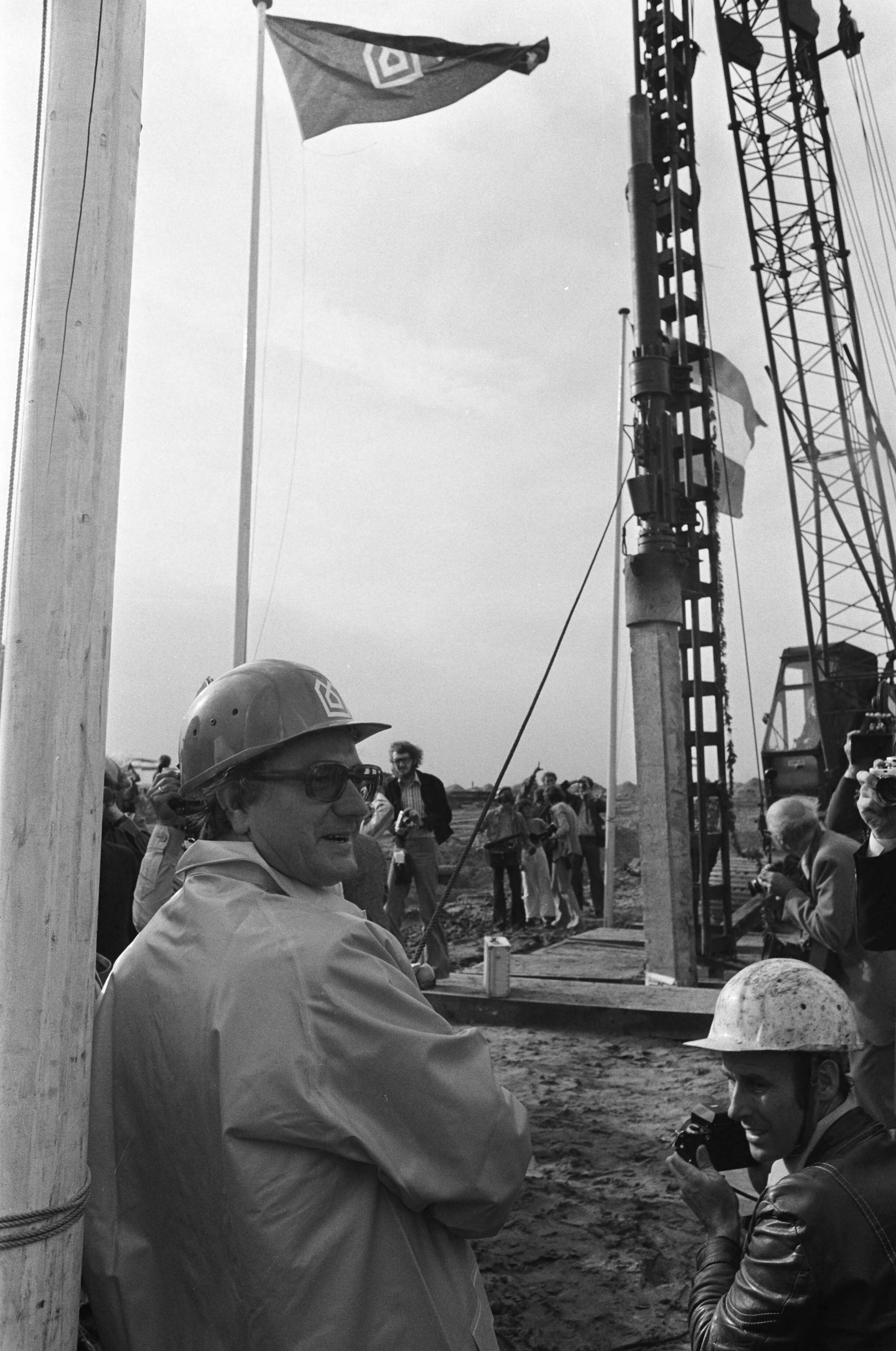 Fotocollectie Anefo — Eerste paal voor Almere, door minister Westerterp geslage Westerterp tijdens slaan eerste paal — Foto: Verhoeff, Bert / Anefo. Licentie: Set B: Rechtenvrij / Publiek Domein. Bron: Nationaal Archief. http://hdl.handle.net/10648/ac7344ca-d0b4-102d-bcf8-003048976d84