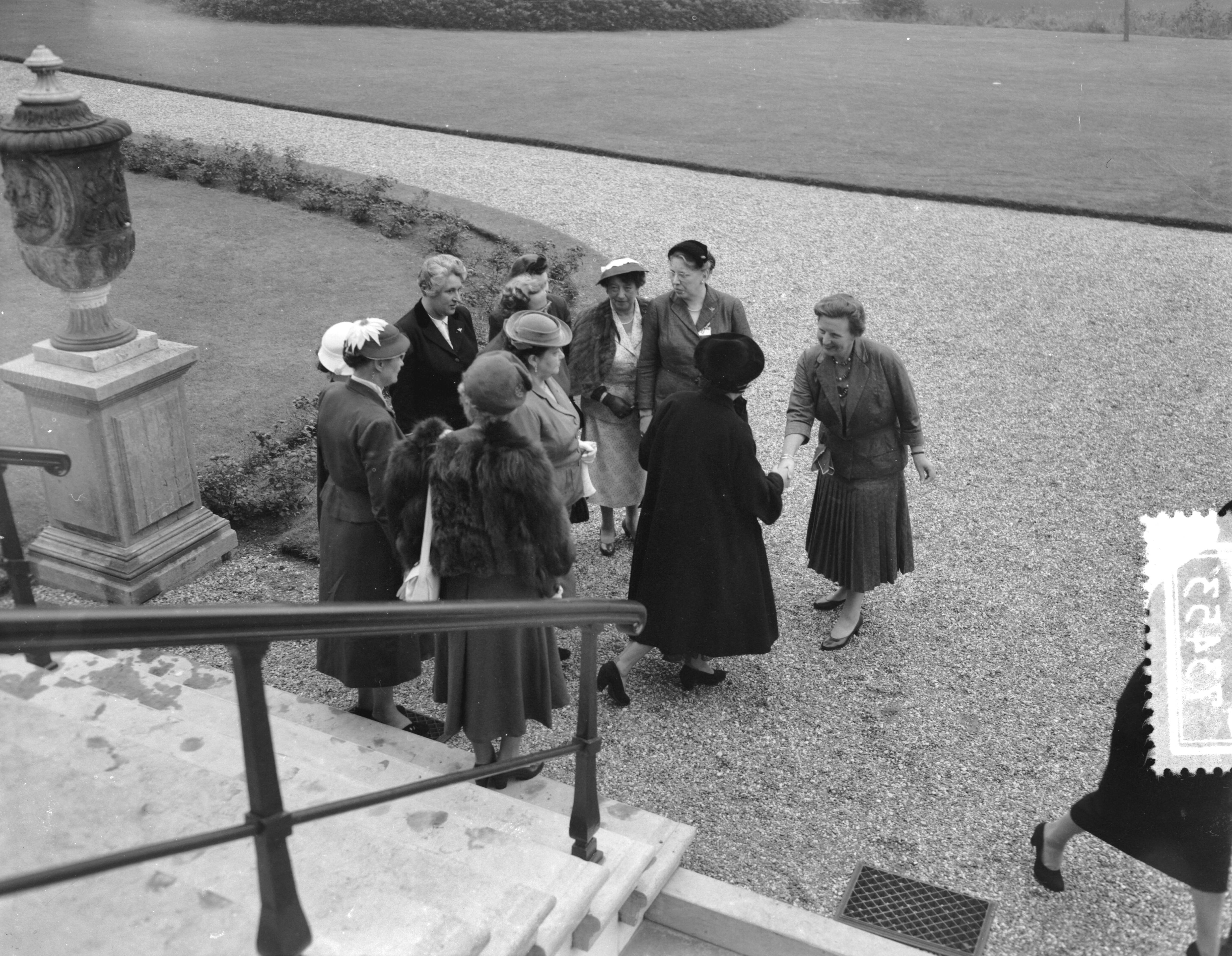 Fotocollectie Anefo — Koningin Juliana ontvangt een delegatie van het congres van vrouwelijke bedrijfshoofden op paleis Soestdijk — Foto: Noske, J.D. / Anefo. Licentie: Set B: Rechtenvrij / Publiek Domein. Bron: Nationaal Archief. http://hdl.handle.net/10648/a93b7ed0-d0b4-102d-bcf8-003048976d84