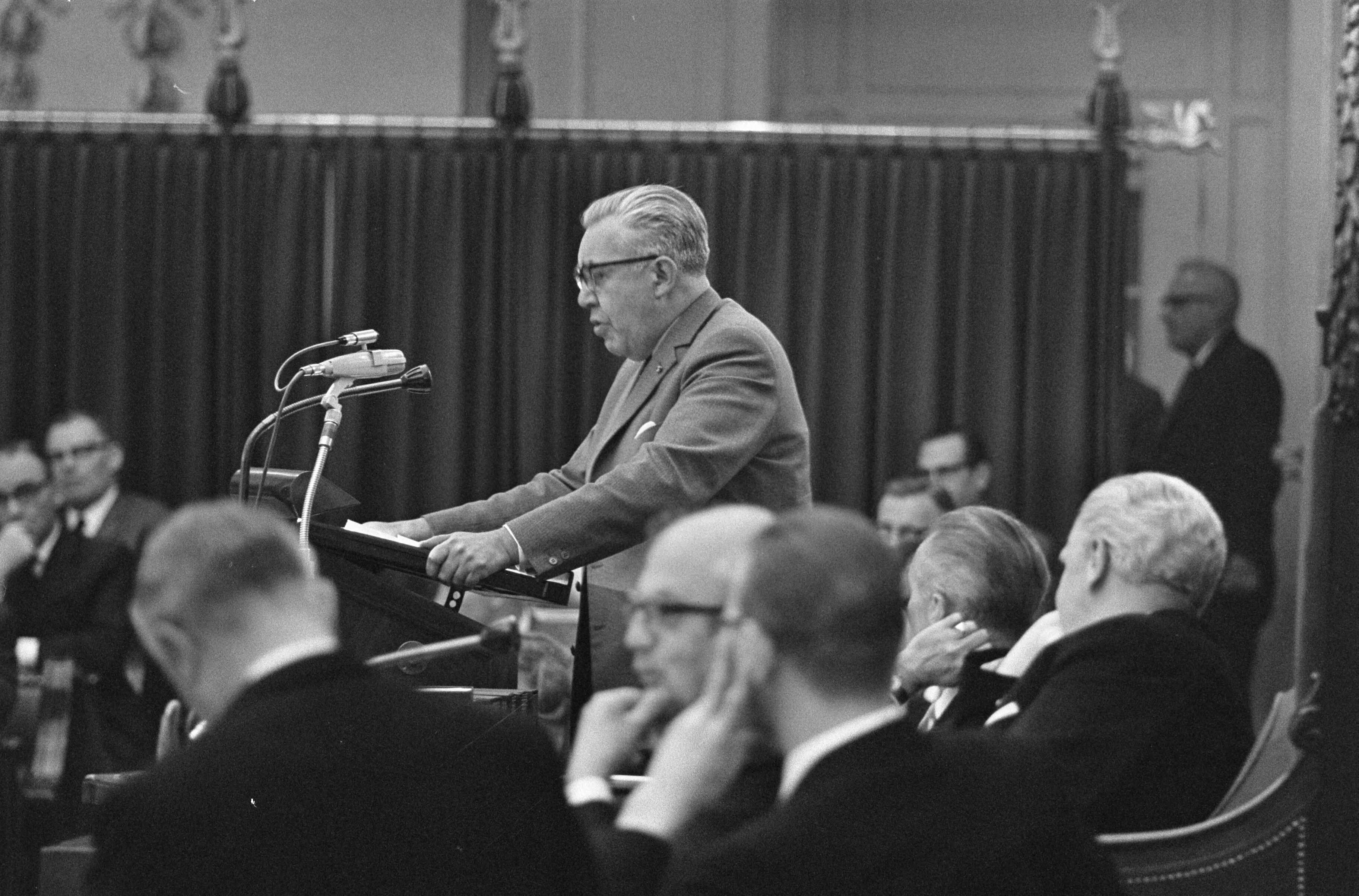 Debat over de Numerus Clausus in Tweede Kamer in Den Haag — Jan van Bennekom (ARP) aan het woord — Foto: Fotograaf Onbekend / Anefo. Licentie: Set B: Rechtenvrij / Publiek Domein. Bron: Nationaal Archief. http://hdl.handle.net/10648/aaf1b348-d0b4-102d-bcf8-003048976d84