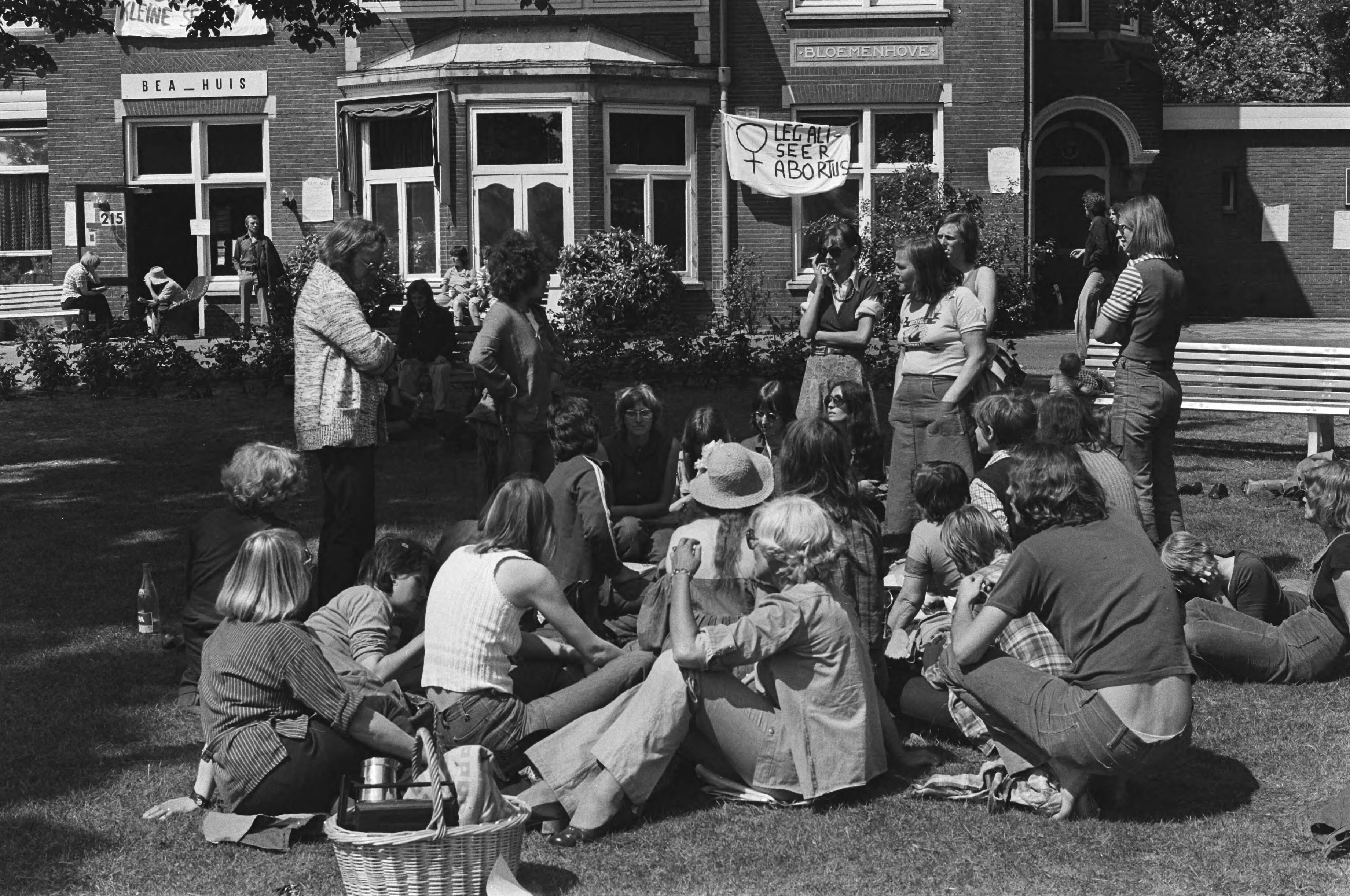 Fotocollectie Anefo — Bezetting Bloemenhovekliniek, Heemstede, bezetsters voor kliniek — Foto: Peters, Hans / Anefo. Licentie: Set B: Rechtenvrij / Publiek Domein. Bron: Nationaal Archief. http://hdl.handle.net/10648/ac84a198-d0b4-102d-bcf8-003048976d84