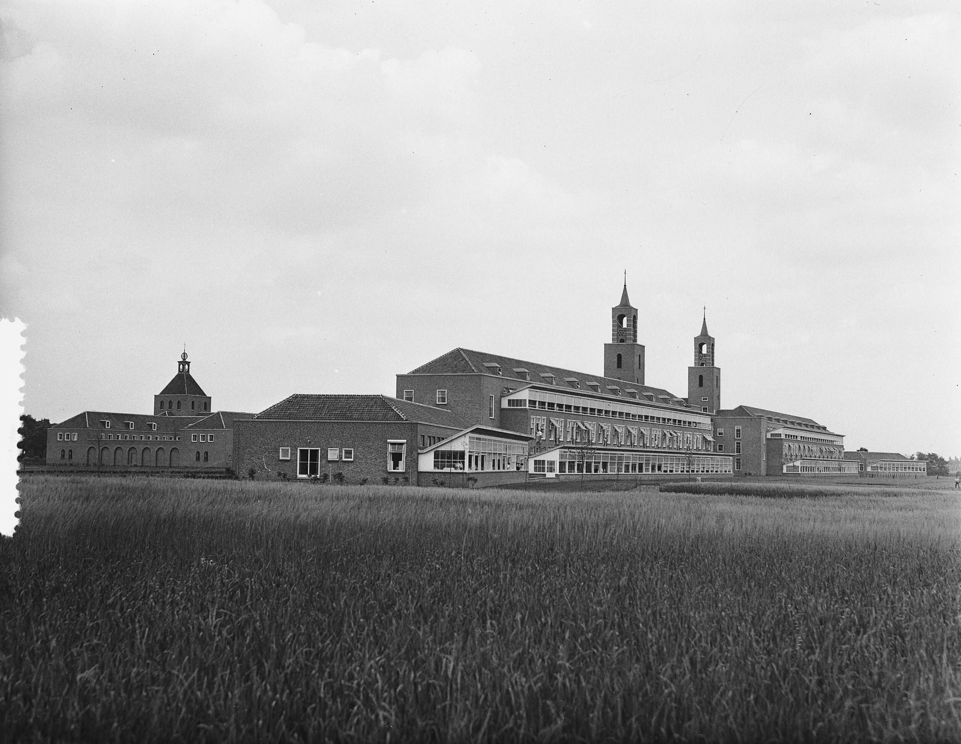 Fotocollectie Anefo — Het sanatorium "Klokkenberg" in Breda dat op 7 juli door koningin Juliana zal worden geopend — Foto: Bilsen, Joop van / Anefo. Licentie: Set B: Rechtenvrij / Publiek Domein. Bron: Nationaal Archief. http://hdl.handle.net/10648/a9241024-d0b4-102d-bcf8-003048976d84