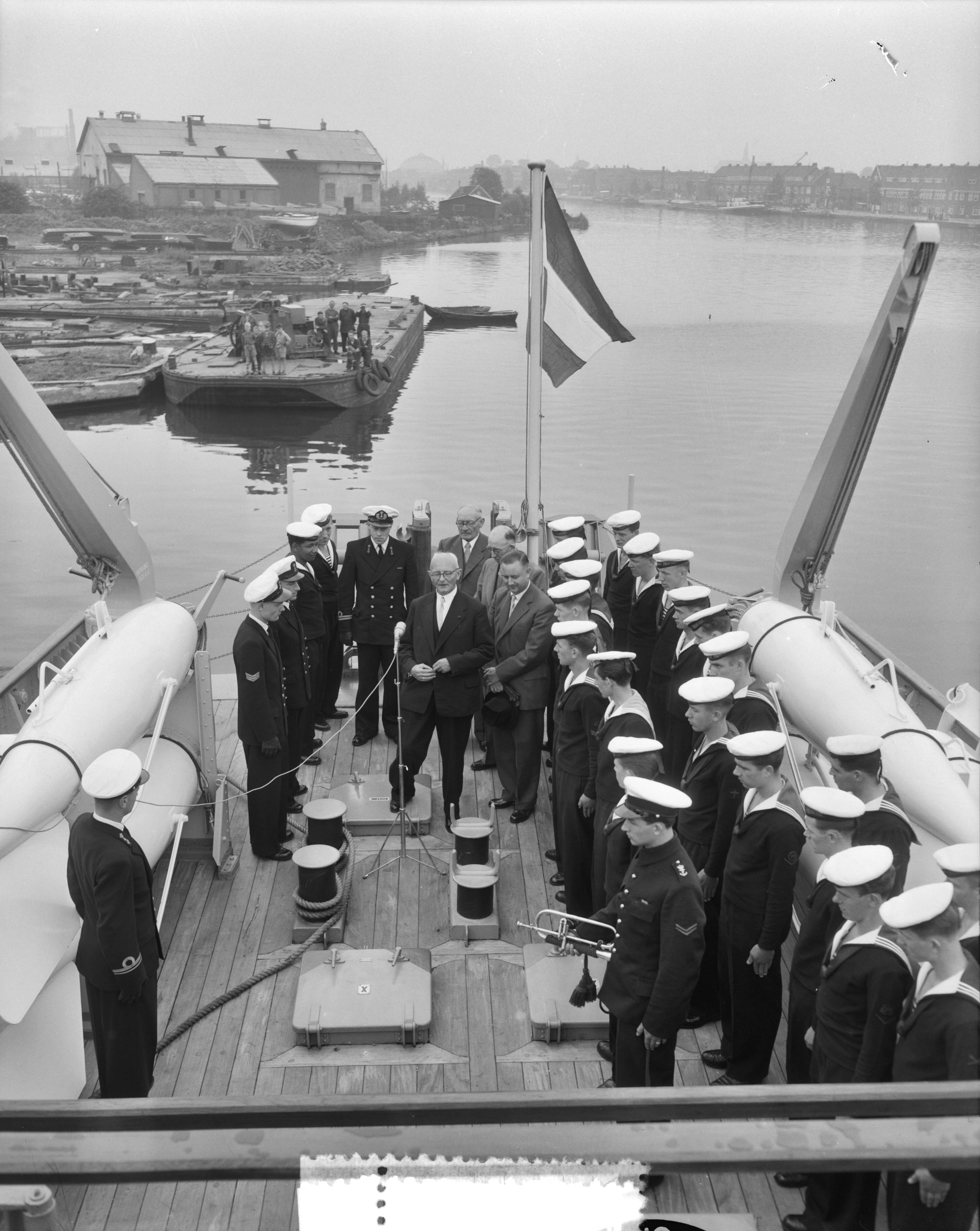 Fotocollectie Anefo — Indienststelling kustmijnenveger Hr. Ms. "Steenwijk" bij Haarlemse Scheepsbouwmaatschappij — Foto: Pot, Harry / Anefo. Licentie: Set B: Rechtenvrij / Publiek Domein. Bron: Nationaal Archief. http://hdl.handle.net/10648/a94bfd82-d0b4-102d-bcf8-003048976d84