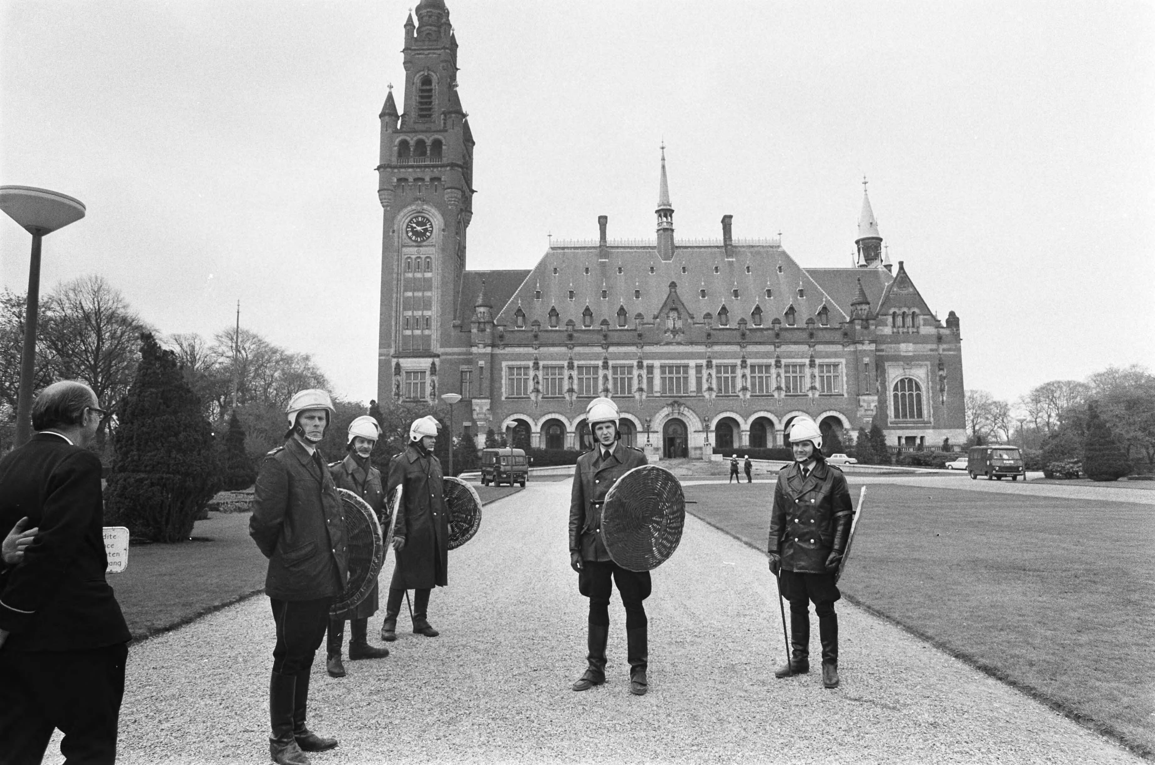 Aanhangers van ir. Johan Manusama vieren het 25-jarig bestaan van de Republiek der Zuid-Molukken in Den Haag — Politiebewaking bij het Vredespaleis — Foto: Mieremet, Rob / Anefo. Licentie: Set B: Rechtenvrij / Publiek Domein. Bron: Nationaal Archief. http://hdl.handle.net/10648/ac670f34-d0b4-102d-bcf8-003048976d84