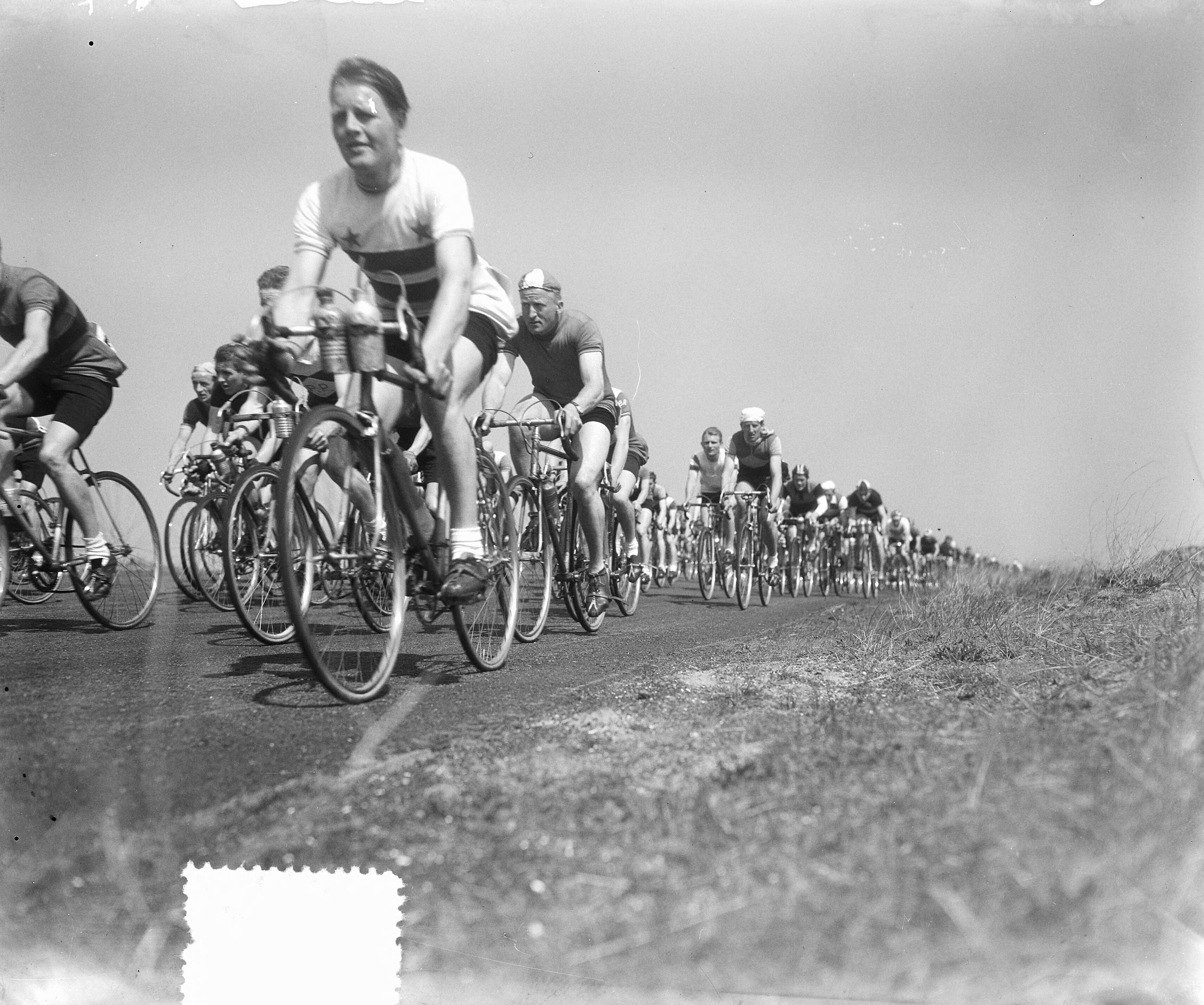Fotocollectie Anefo — Wielerfestijn op Circuit van Zandvoort ter gelegenheid van het KNWU-jubileum — Foto: Pot, Harry / Anefo. Licentie: Set B: Rechtenvrij / Publiek Domein. Bron: Nationaal Archief. http://hdl.handle.net/10648/a90b4f9e-d0b4-102d-bcf8-003048976d84
