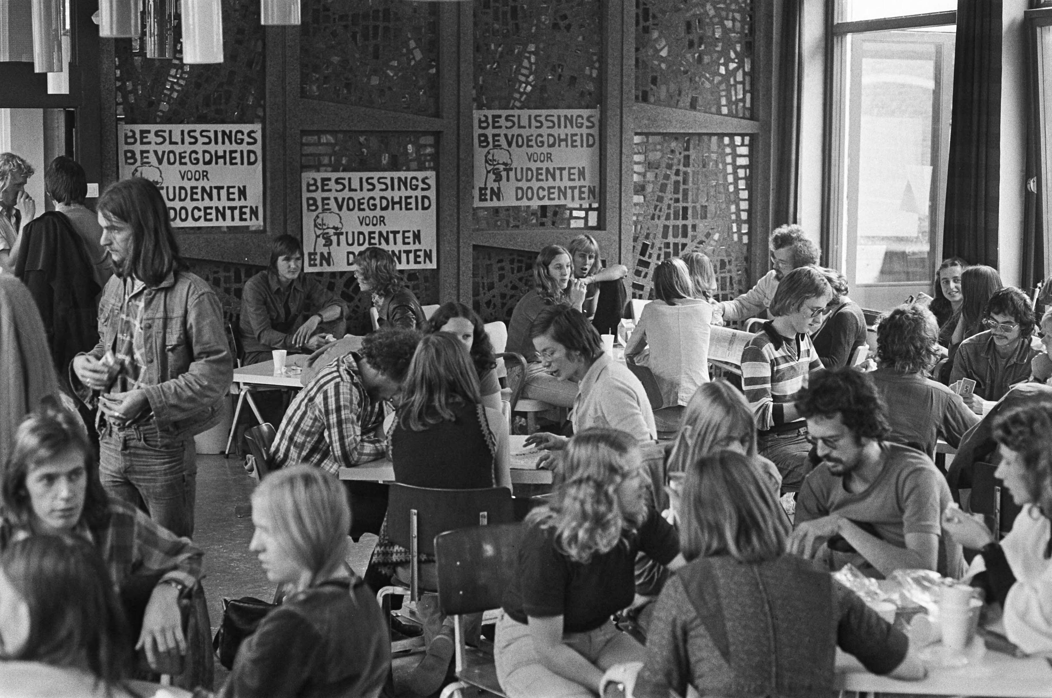 Fotocollectie Anefo — Katholieke Sociale Academie in Den Haag bezet; bezetters in de kantine — Foto: Peters, Hans / Anefo. Licentie: Set B: Rechtenvrij / Publiek Domein. Bron: Nationaal Archief. http://hdl.handle.net/10648/ac73cdb4-d0b4-102d-bcf8-003048976d84