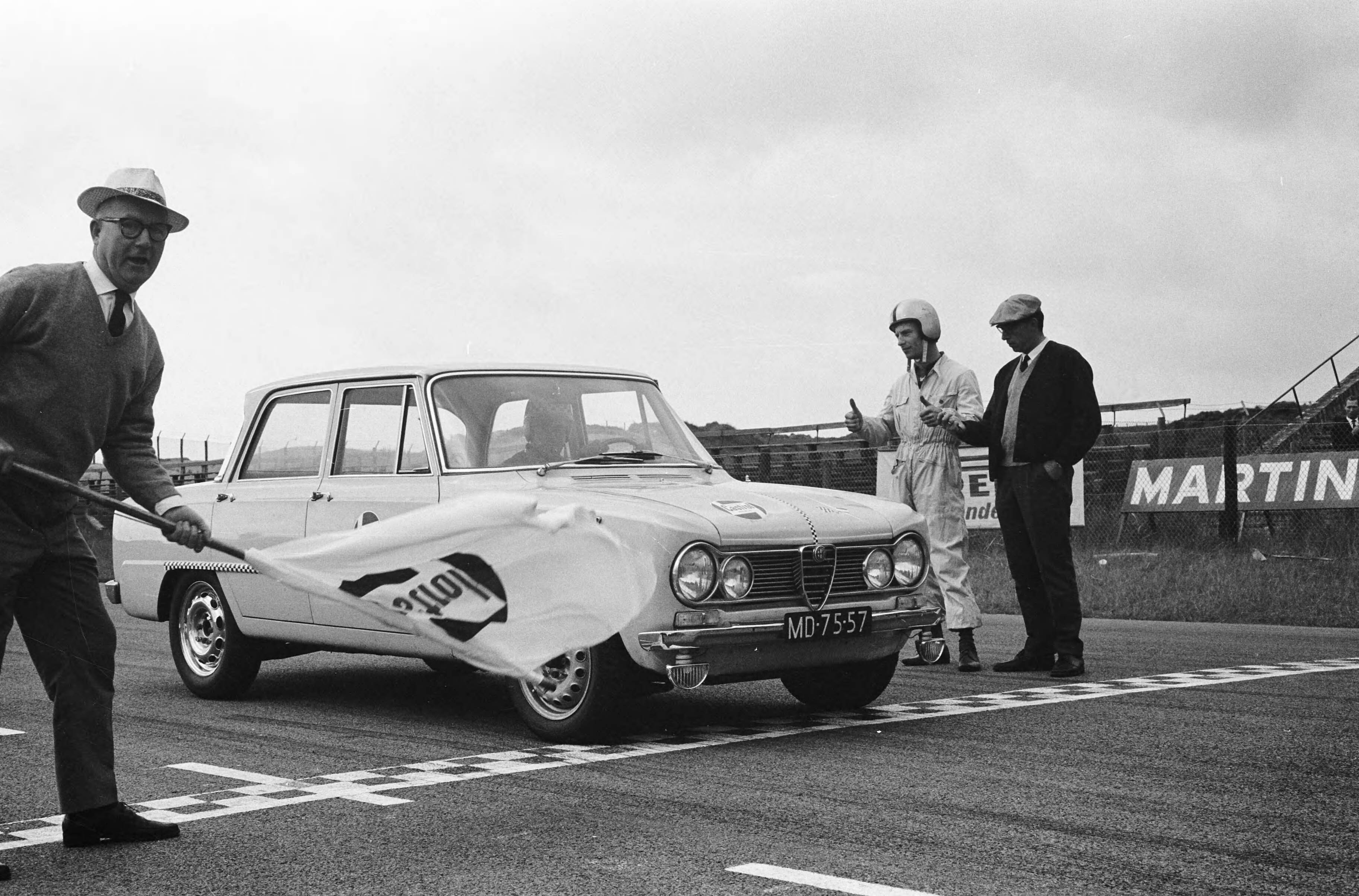 Fotocollectie Anefo — Amateur-coureur Hans Maasland en zijn monteur Gaaiko van Kampen pogen het record 24 uur betrouwbaarheidsrit te verbeteren. . De start op het Zandvoortse ciruit — Foto: Pot, Harry / Anefo. Licentie: Set B: Rechtenvrij / Publiek Domein. Bron: Nationaal Archief. http://hdl.handle.net/10648/aa44775a-d0b4-102d-bcf8-003048976d84