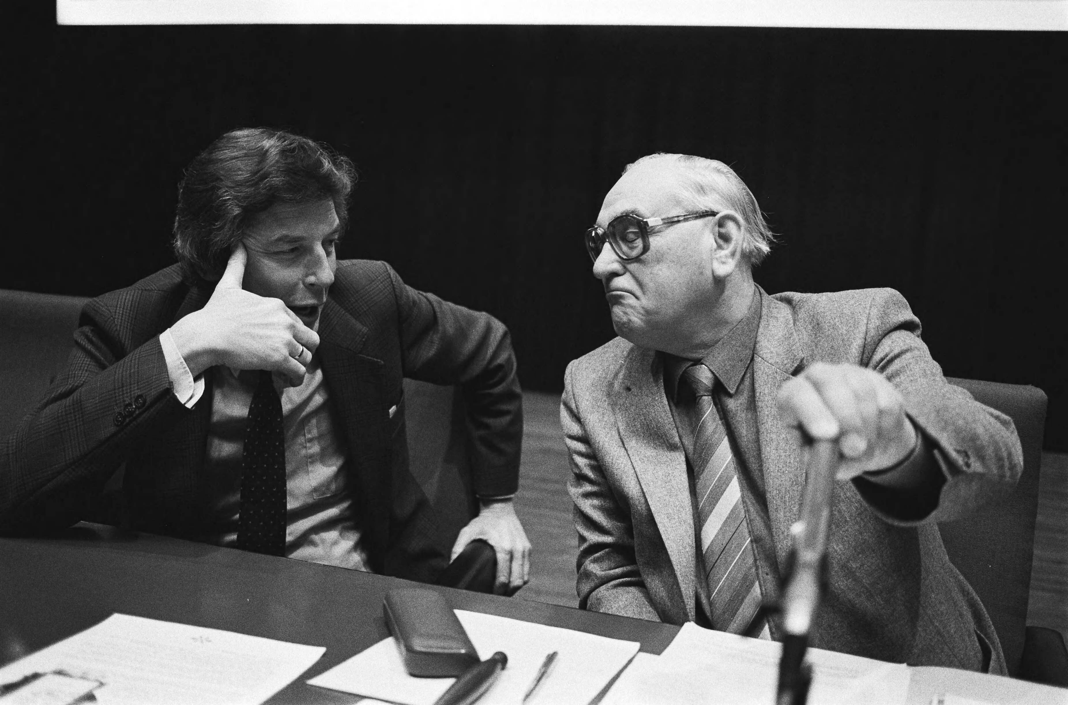 Fotocollectie Anefo — Aktiedag ABVA/KABO in Jaarbeurs te Utrecht tegen bezuinigingsplannen van het ziekengeld. Wim Kok (l.) en Deetman (r.) tijdens bijeenkomst — Foto: Antonisse, Marcel / Anefo. Licentie: Set B: Rechtenvrij / Publiek Domein. Bron: Nationaal Archief. http://hdl.handle.net/10648/ad111c54-d0b4-102d-bcf8-003048976d84