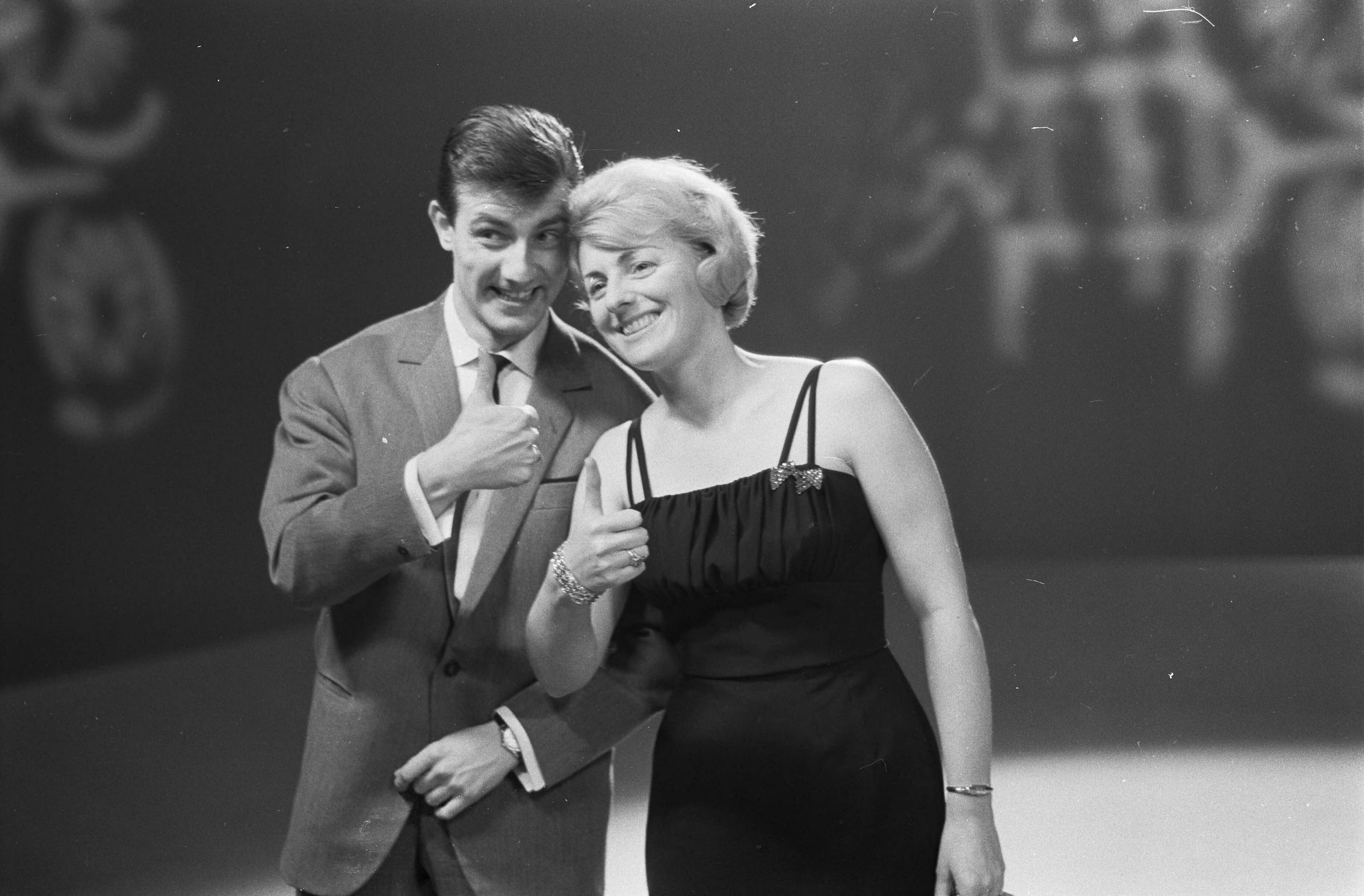 Fotocollectie Anefo — AVRO televisieprogramma "Music Hall". Jacques Raymond en Annie Palmen — Foto: Bilsen, Joop van / Anefo. Licentie: Set B: Rechtenvrij / Publiek Domein. Bron: Nationaal Archief. http://hdl.handle.net/10648/aa2cb5fc-d0b4-102d-bcf8-003048976d84