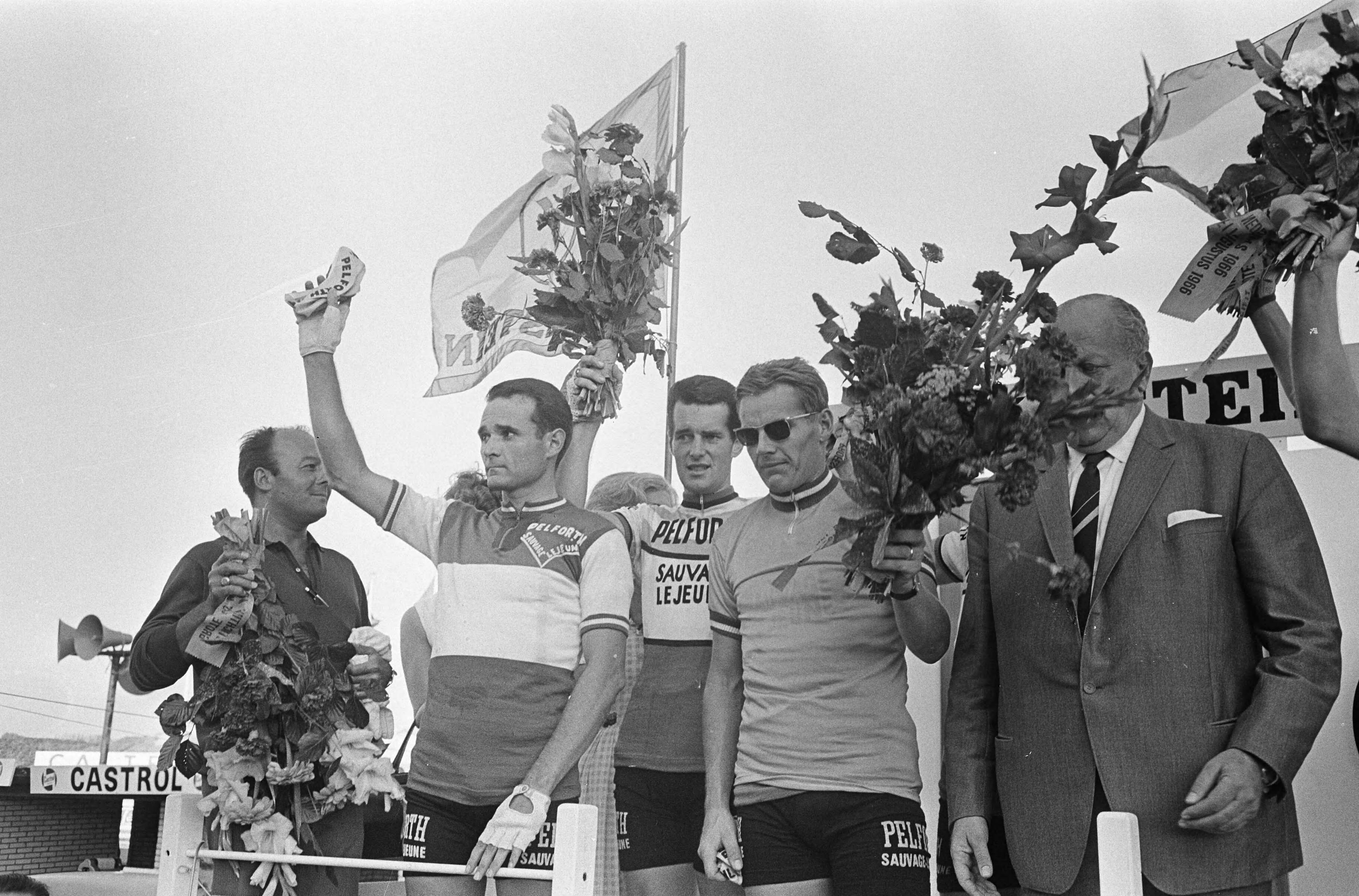 Fotocollectie Anefo — Grote Prijs van Nederland op circuit Zandvoort, winnaar algemeen klassement werd Jan Janssen, Piet Braspenninx , Henri Anglade — Foto: Koch, Eric / Anefo. Licentie: Set B: Rechtenvrij / Publiek Domein. Bron: Nationaal Archief. http://hdl.handle.net/10648/aaf62298-d0b4-102d-bcf8-003048976d84