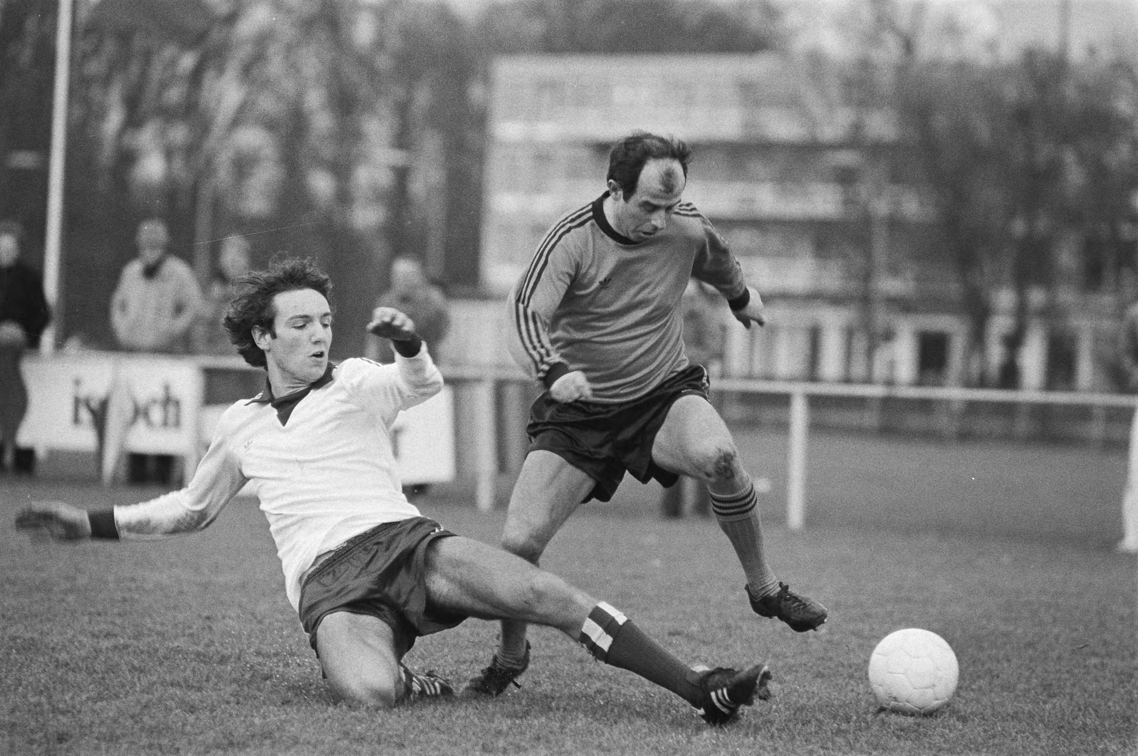 Fotocollectie Anefo — Nieuwjaarswedstrijd Koninklijke HFC oud internationals in Haarlem; Coen Moulijn (rechts) in aktie — Foto: Suyk, Koen / Anefo. Licentie: Set B: Rechtenvrij / Publiek Domein. Bron: Nationaal Archief. http://hdl.handle.net/10648/acd74b32-d0b4-102d-bcf8-003048976d84