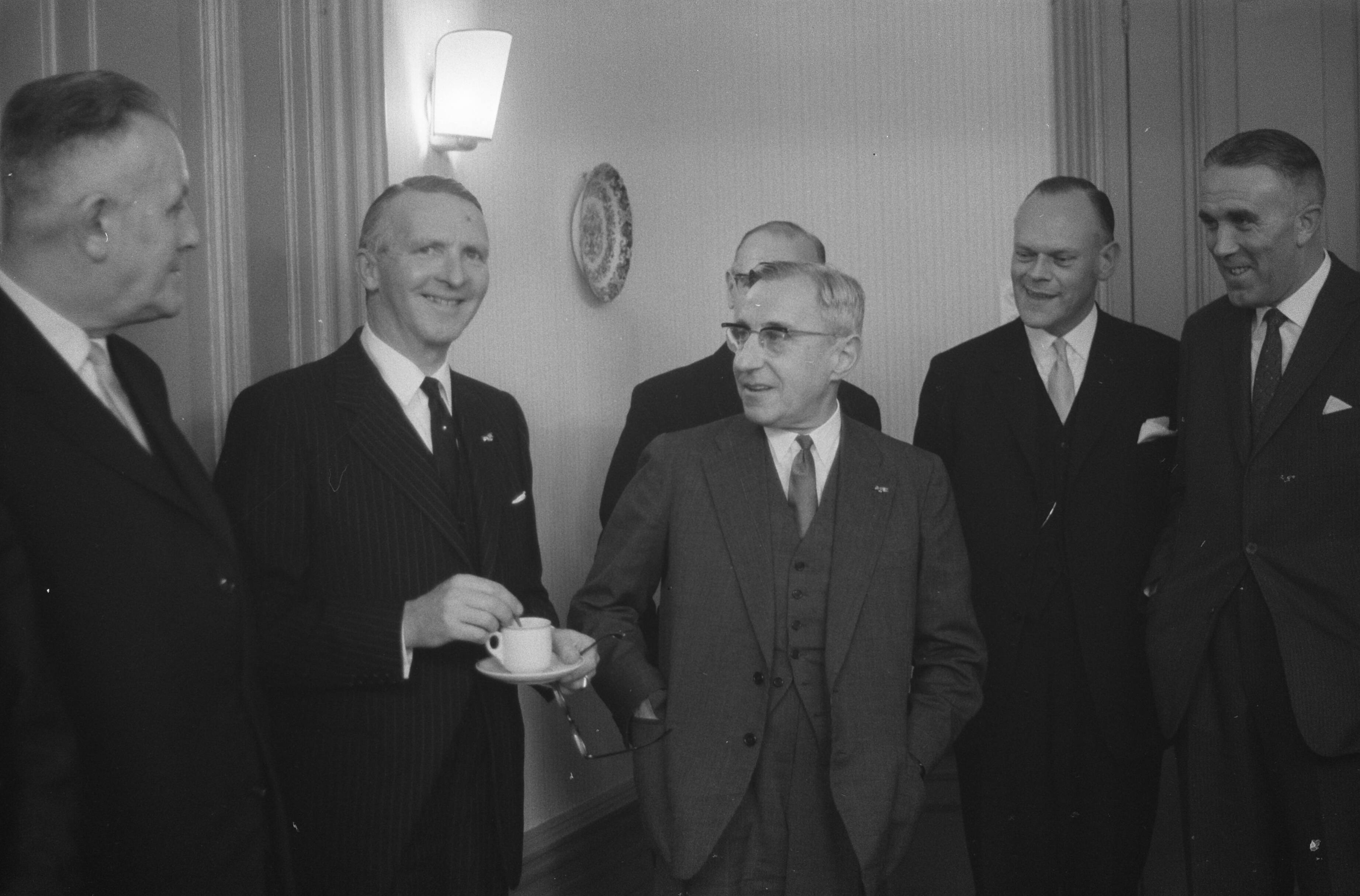 Fotocollectie Anefo — Opening Kernweek [of Industrieweek] te Leeuwarden in aanwezigheid van minister-president prof. dr. J.E. de Quay (midden), tweede van links Commissaris der Koningin in Friesland, mr. H.P. Linhthorst Homan, rechts gedeputeerde mr. D. Okma — Foto: Pot, Harry / Anefo. Licentie: Set B: Rechtenvrij / Publiek Domein. Bron: Nationaal Archief. http://hdl.handle.net/10648/a9be079c-d0b4-102d-bcf8-003048976d84