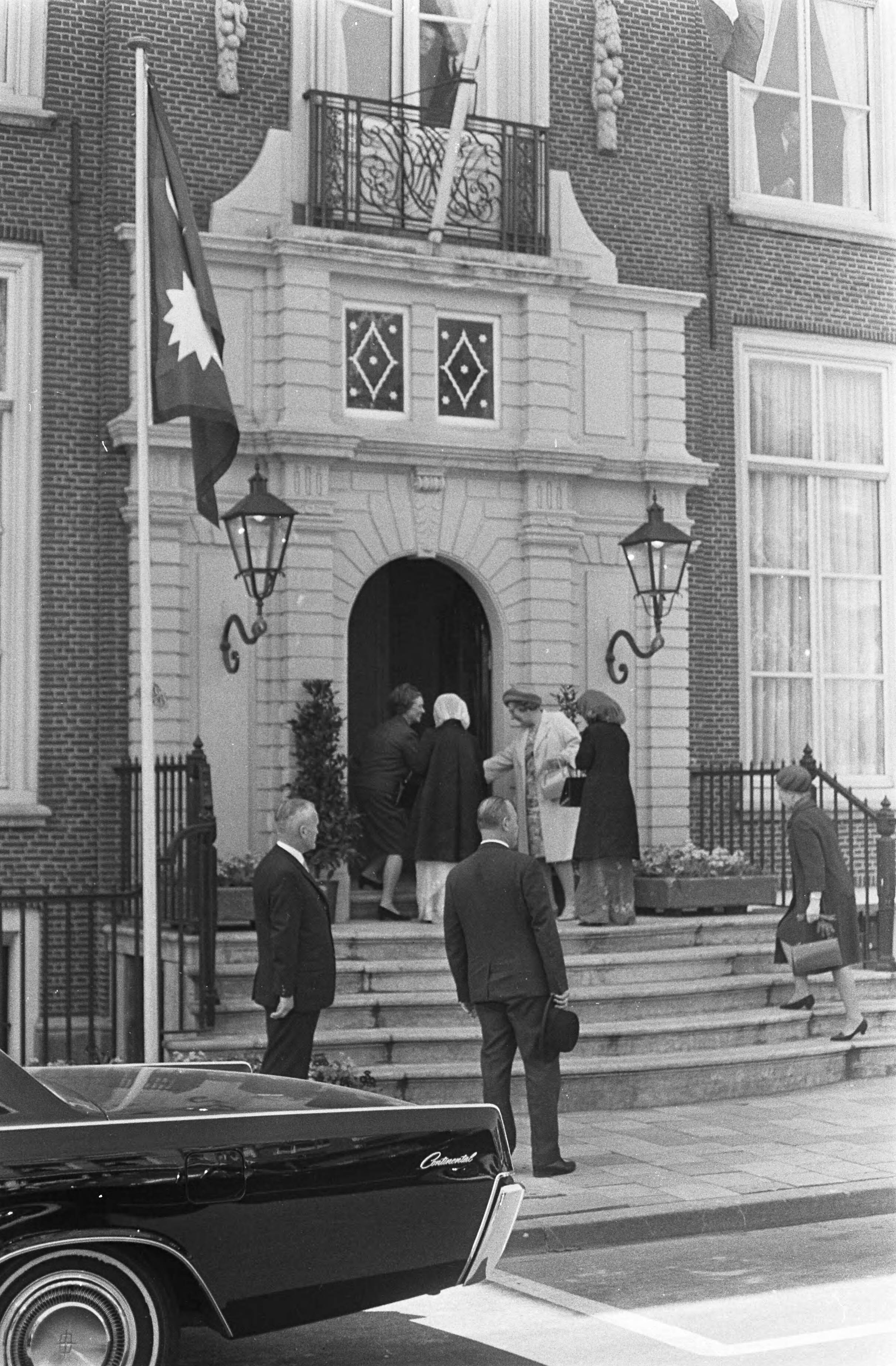 Fotocollectie Anefo — Koningin en Koningin Nepal in Johan de Withuis te Den Haag , waar kleine modeshow werd gegeven — Foto: Nijs, Jac. de / Anefo. Licentie: Set B: Rechtenvrij / Publiek Domein. Bron: Nationaal Archief. http://hdl.handle.net/10648/ab16f914-d0b4-102d-bcf8-003048976d84