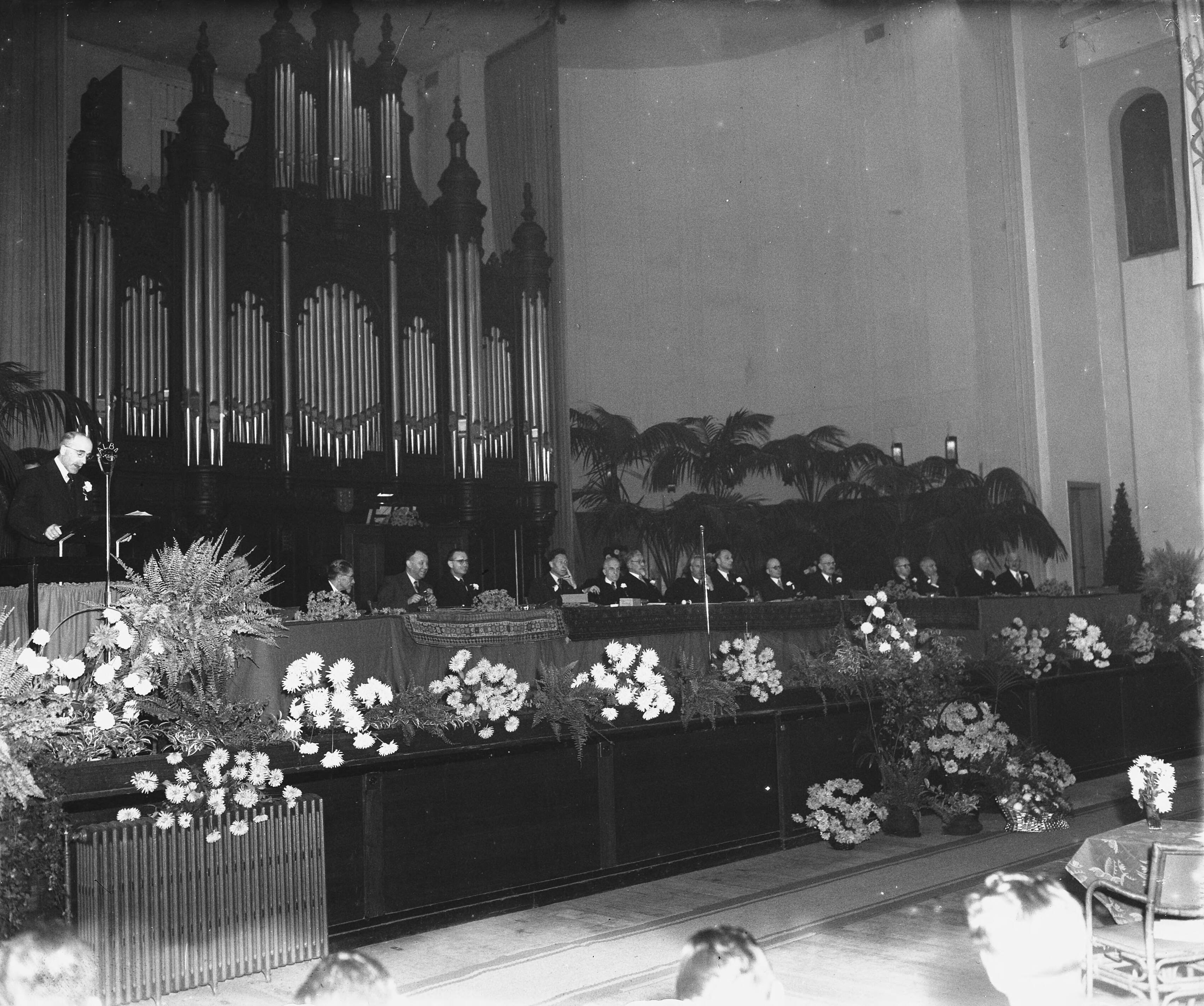 Fotocollectie Anefo — Congres van de Koninklijke Nederlandse Middenstandsbond in de Concertzaal te Haarlem. Bestuur — Foto: Merk, Ben / Anefo. Licentie: Set B: Rechtenvrij / Publiek Domein. Bron: Nationaal Archief. http://hdl.handle.net/10648/a8bce9bc-d0b4-102d-bcf8-003048976d84