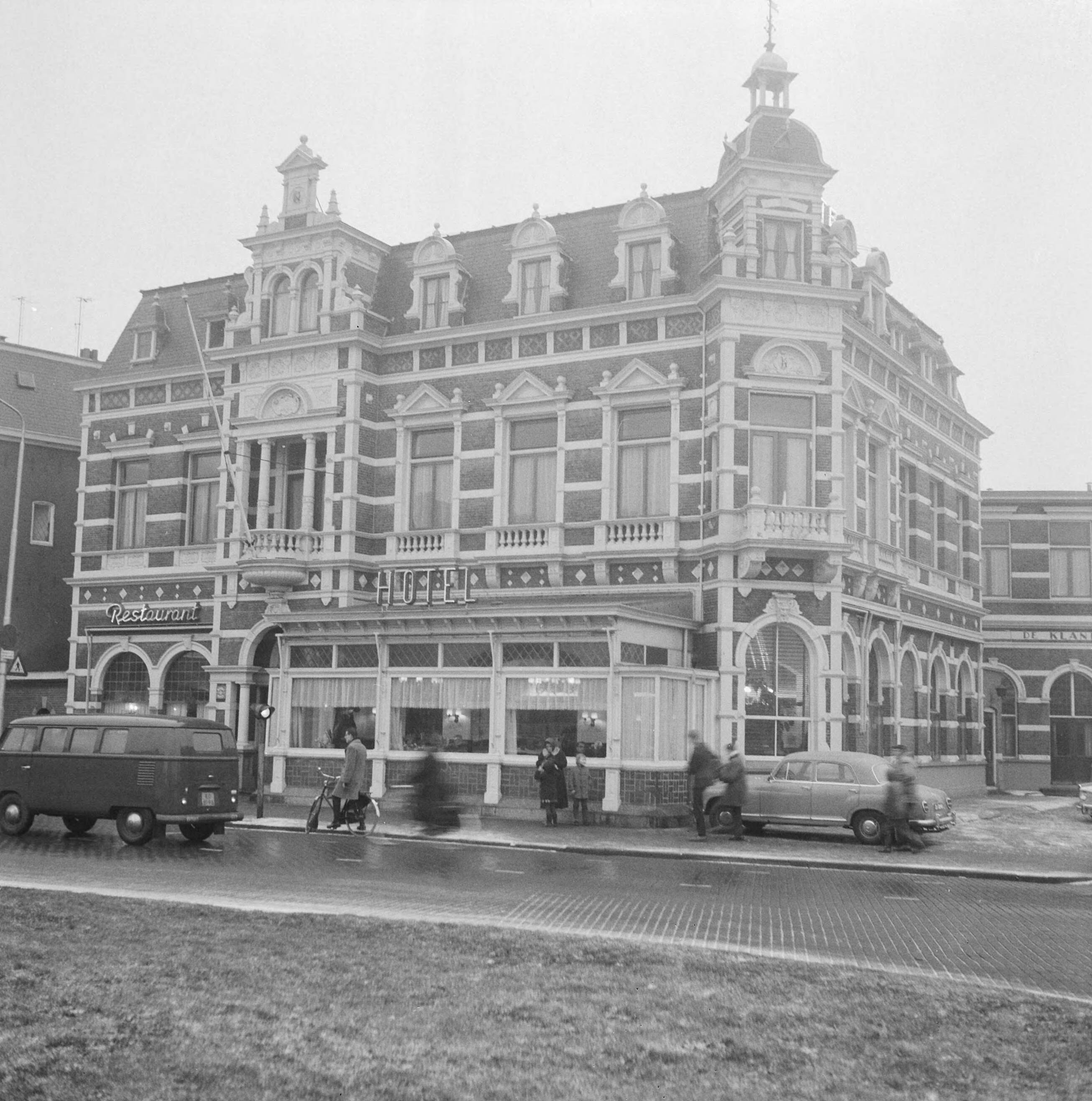 Fotocollectie Anefo — Grandhotel "De Klanderij" aan het Zuiderplein te Leeuwarden. Exterieur — Foto: Nijs, Jac. de / Anefo. Licentie: Set B: Rechtenvrij / Publiek Domein. Bron: Nationaal Archief. http://hdl.handle.net/10648/aa525f5a-d0b4-102d-bcf8-003048976d84
