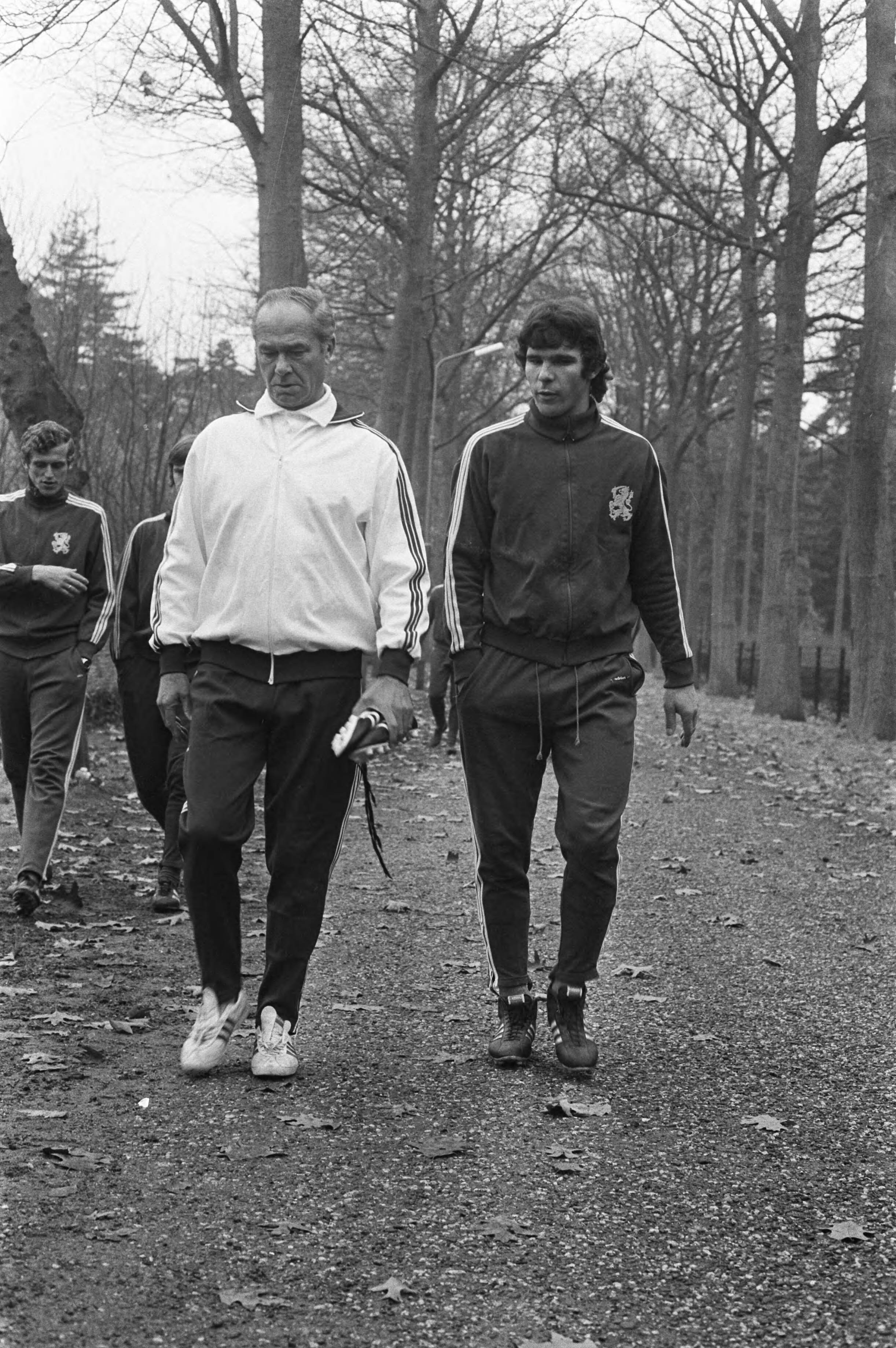 Fotocollectie Anefo — Nederlands elftal traint in Zeist, (l) Fadrhonc en (r) W. van Hanegem wandelen — Foto: Verhoeff, Bert / Anefo. Licentie: Set B: Rechtenvrij / Publiek Domein. Bron: Nationaal Archief. http://hdl.handle.net/10648/abd77356-d0b4-102d-bcf8-003048976d84
