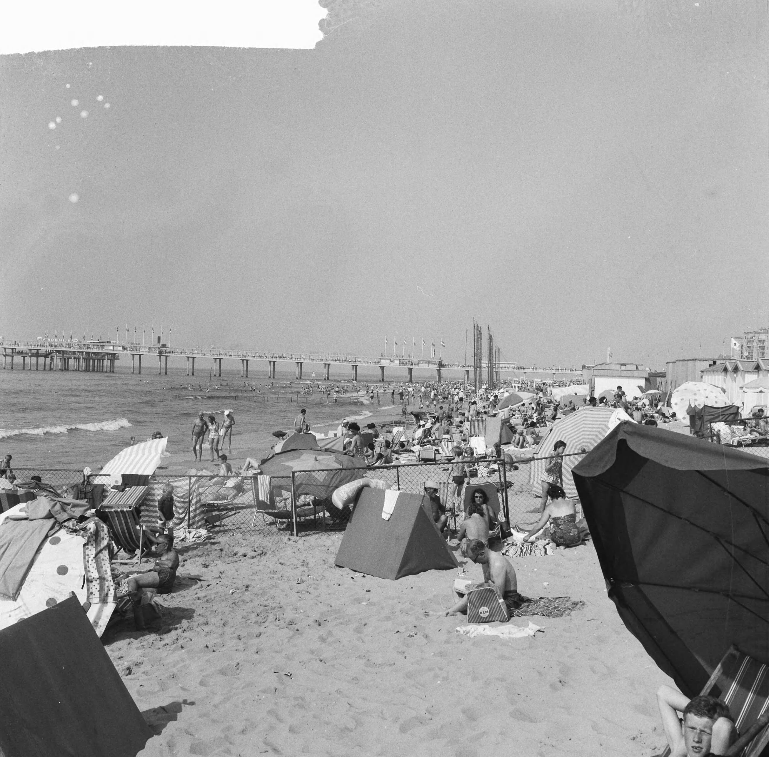 Fotocollectie Anefo — Drukte op Scheveningen — Foto: Lindeboom, Henk / Anefo. Licentie: Set B: Rechtenvrij / Publiek Domein. Bron: Nationaal Archief. http://hdl.handle.net/10648/a9dade94-d0b4-102d-bcf8-003048976d84