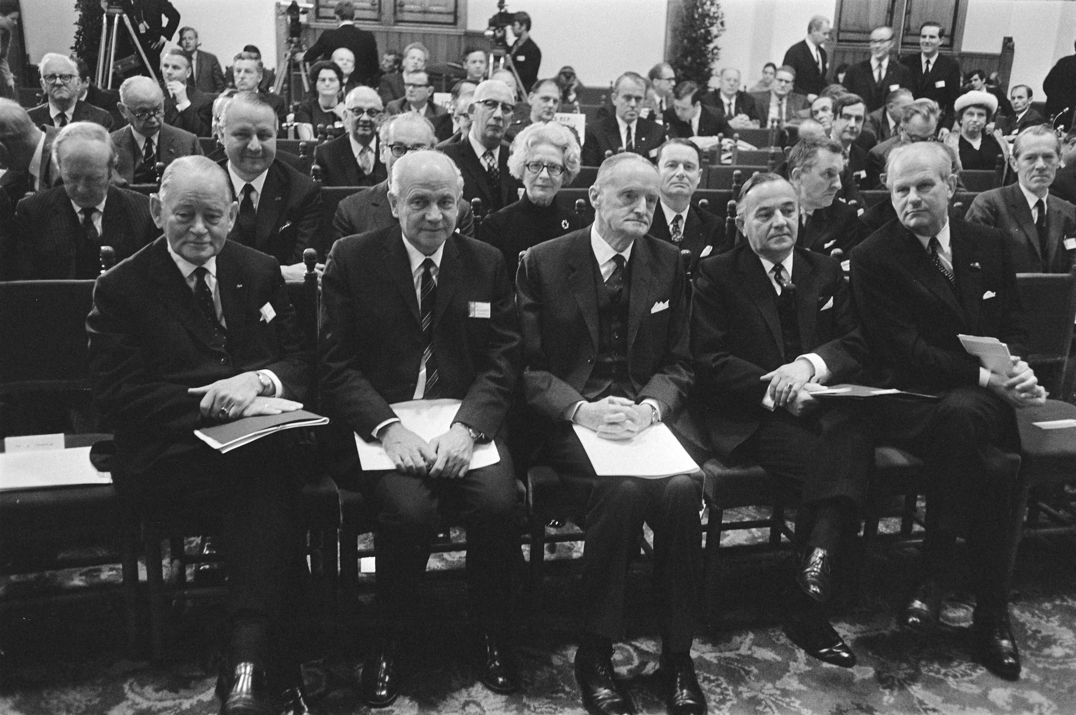 Fotocollectie Anefo — NATO Parlement bijeen in Ridderzaal, Den Haag — Foto: Koch, Eric / Anefo. Licentie: Set B: Rechtenvrij / Publiek Domein. Bron: Nationaal Archief. http://hdl.handle.net/10648/aba9723a-d0b4-102d-bcf8-003048976d84