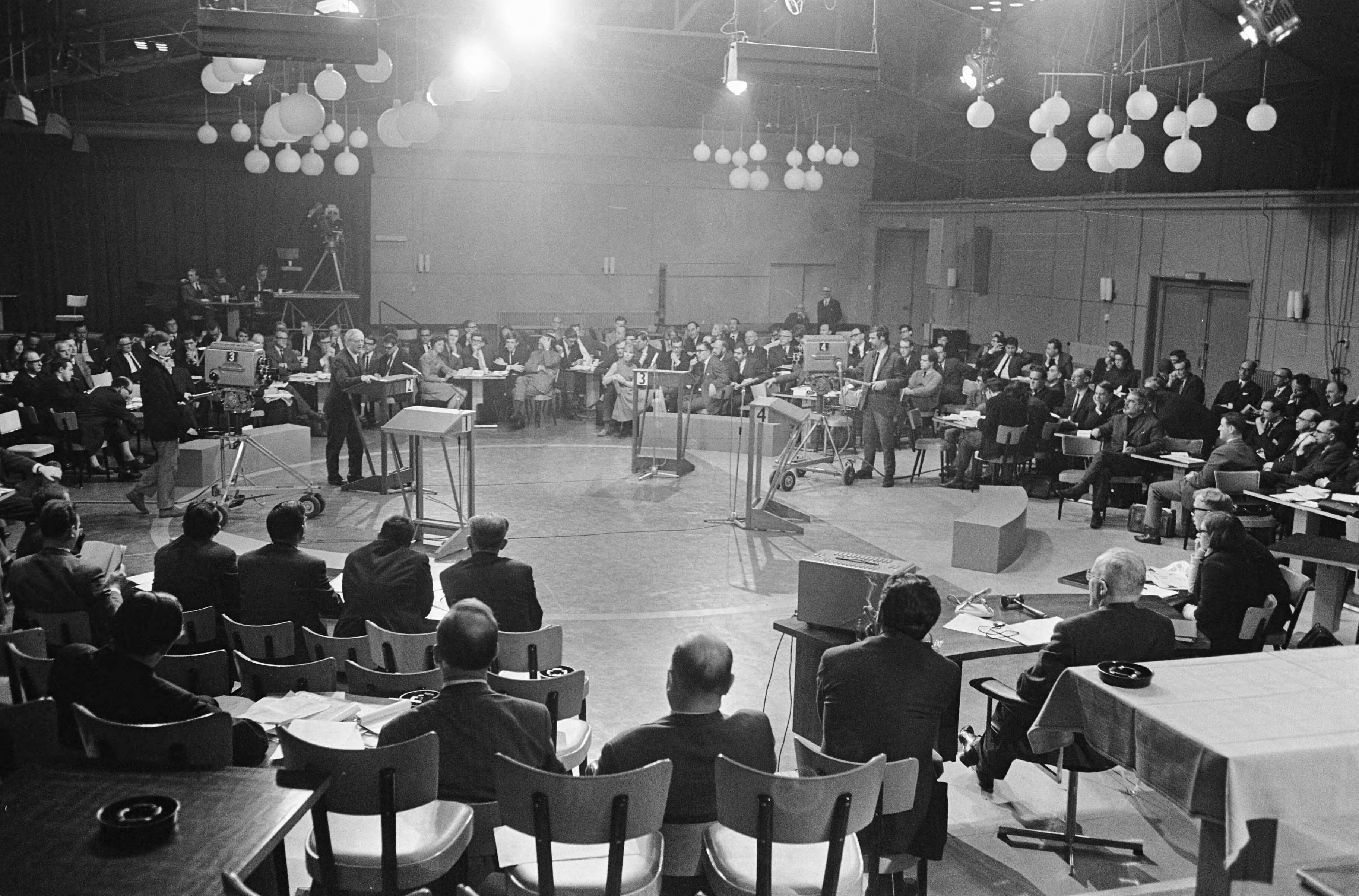 Fotocollectie Anefo — Politieke Teach-in van de VPRO te Utrecht, overzicht op voorgrond voorzitter prof. C.H.F. Polak — Foto: Koch, Eric / Anefo. Licentie: Set B: Rechtenvrij / Publiek Domein. Bron: Nationaal Archief. http://hdl.handle.net/10648/ab090d68-d0b4-102d-bcf8-003048976d84