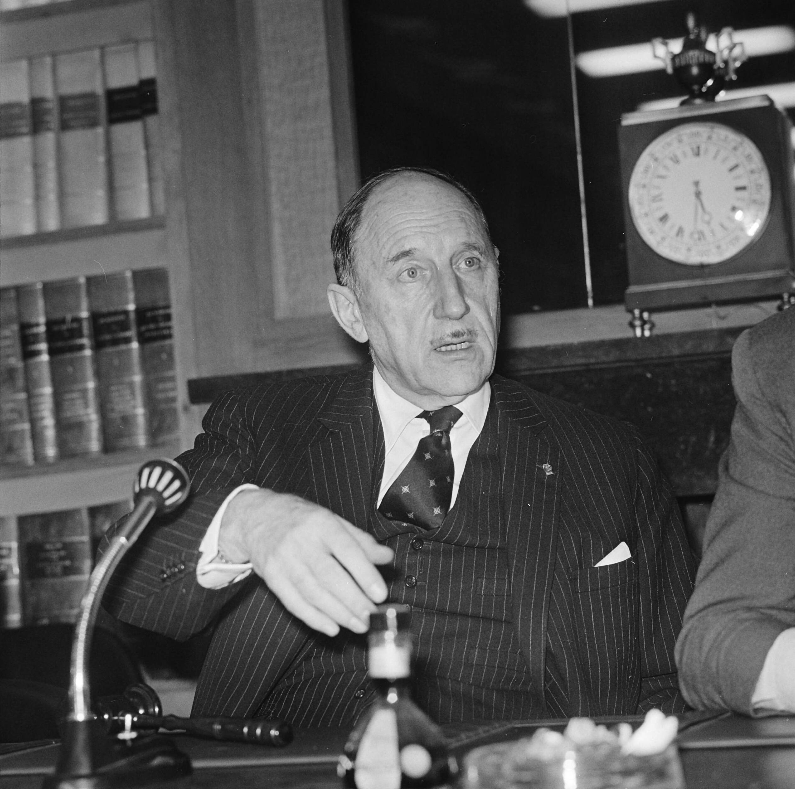 Persconferentie van NAVO secretaris-generaal Luns in Den Haag — Dhr. Luns aan het woord — Foto: Mieremet, Rob / Anefo. Licentie: Set B: Rechtenvrij / Publiek Domein. Bron: Nationaal Archief. http://hdl.handle.net/10648/ac453ae4-d0b4-102d-bcf8-003048976d84