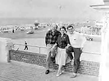 Fotocollectie Anefo — De Duitse acteur en televisie-presentator Hans-Joachim Kuhlenkampff in Scheveningen. v.l.n.r. Hans-Joachim Kuhlenkampff, zangeres Maria Mucke, zanger Gerhard Wendland — Foto: Rossem, Wim van / Anefo. Licentie: Set B: Rechtenvrij / Publiek Domein. Bron: Nationaal Archief. http://hdl.handle.net/10648/a982d6e0-d0b4-102d-bcf8-003048976d84