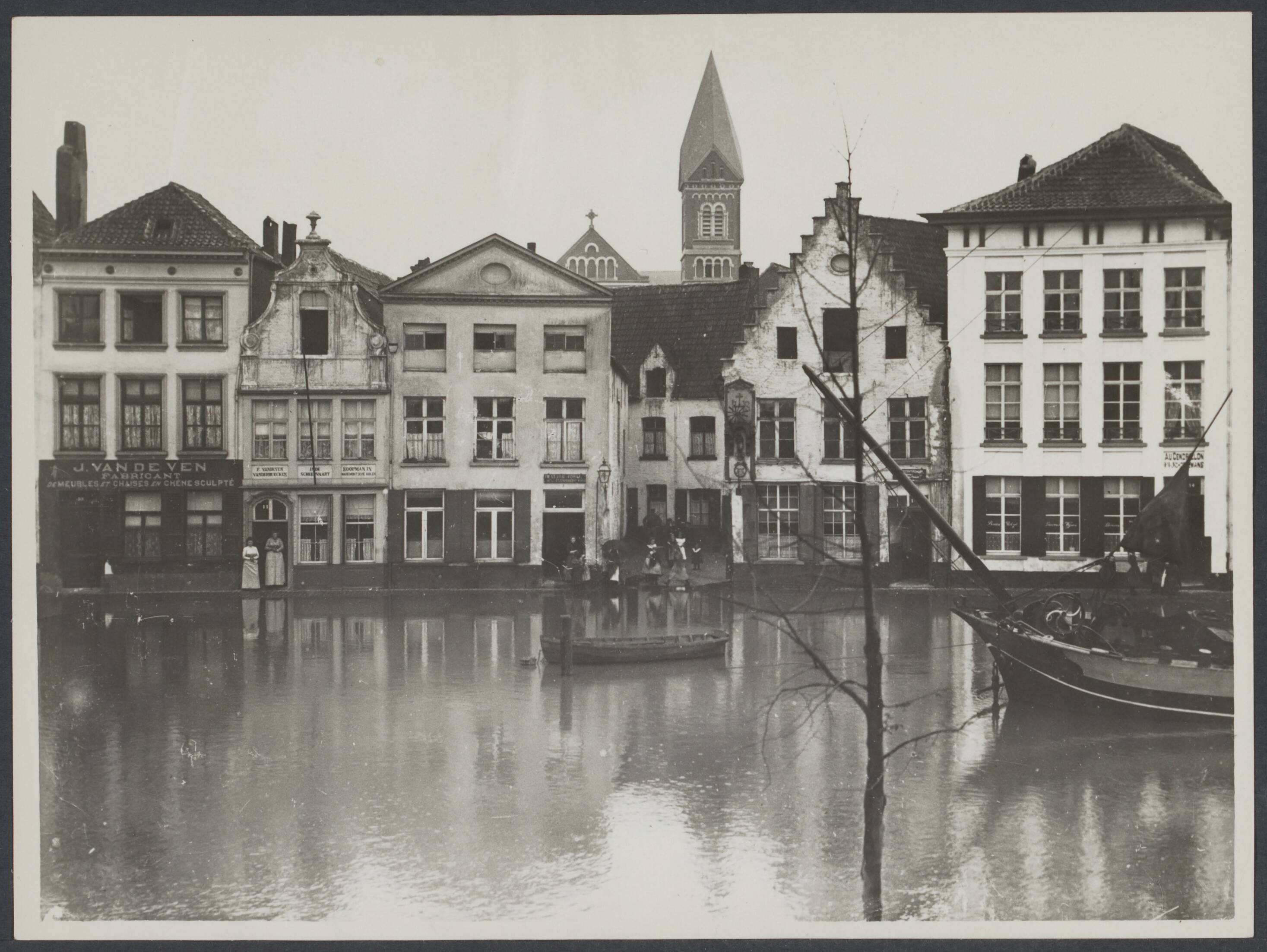 Mechelen — Mechelen. Overstroming van de Dijle: gezicht op de Haverwerf en het St. Annastraatje — Foto: Onbekend / Publiek Domein of Rechtenvrij. Licentie: Set B: Rechtenvrij / Publiek Domein. Bron: Nationaal Archief. http://hdl.handle.net/10648/421667bb-7132-2668-6015-dcdf346db4b4